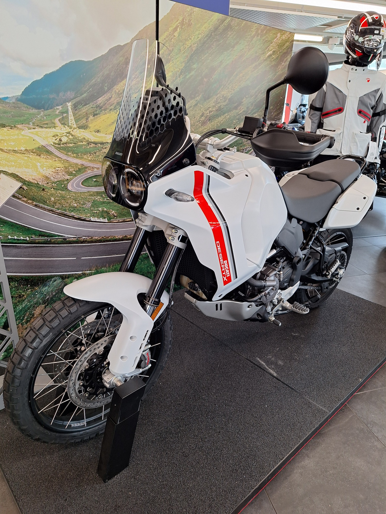 DUCATI Desert X-image-1
