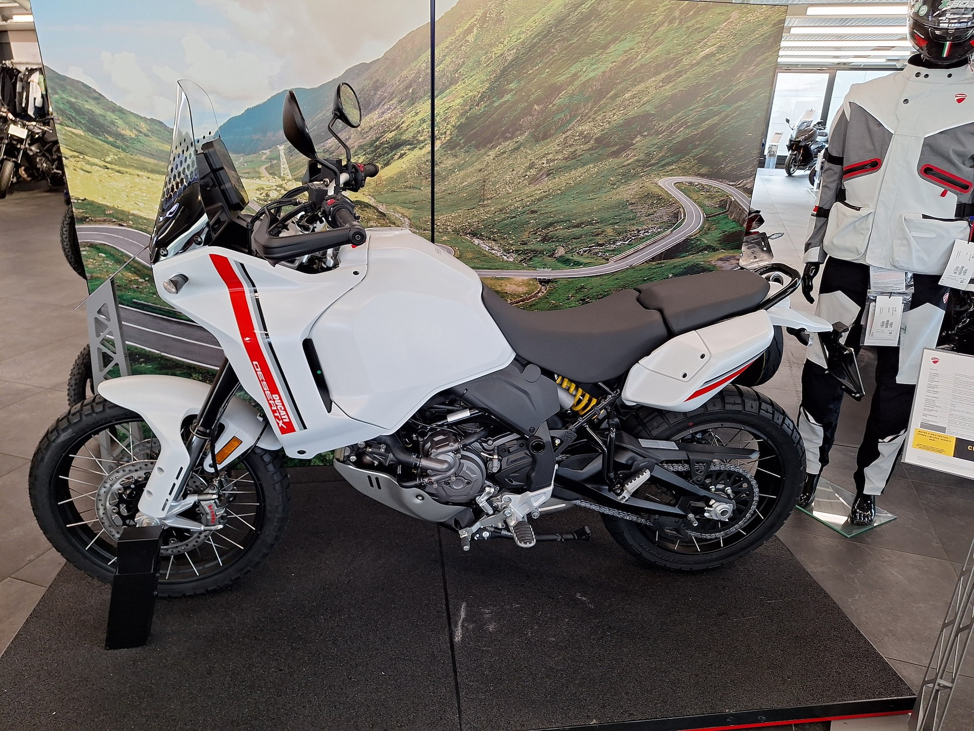 DUCATI Desert X-image-2