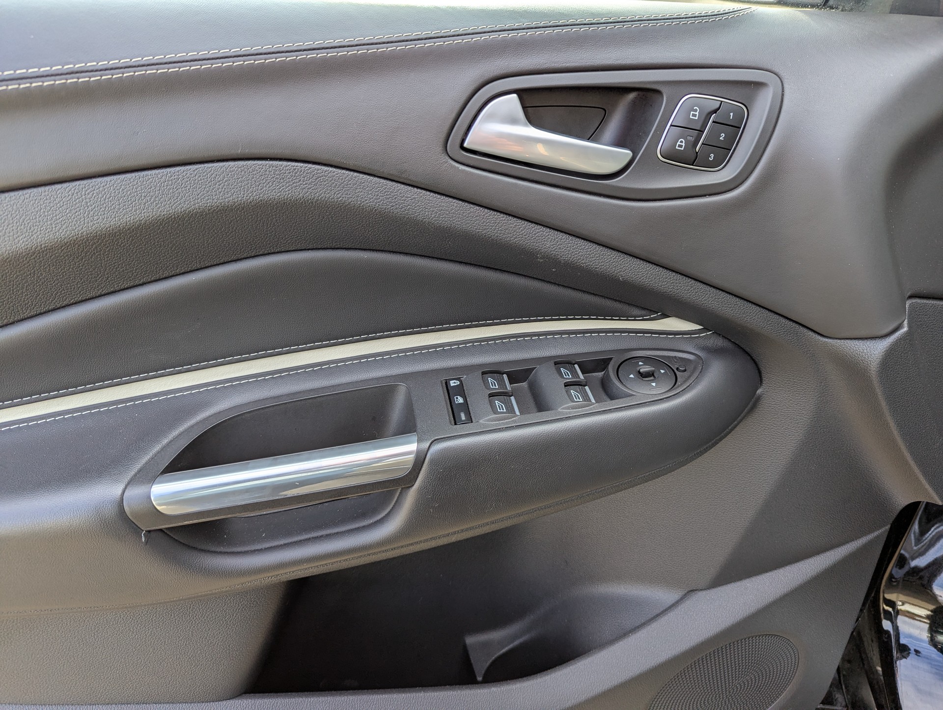 FORD Kuga 2.0 TDCi Vignale 4WD PowerShift-image-15