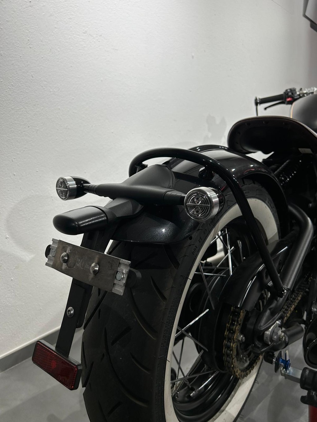 TRIUMPH Bonneville 1200 Bobber (Limited Edition)-showroom-element-2