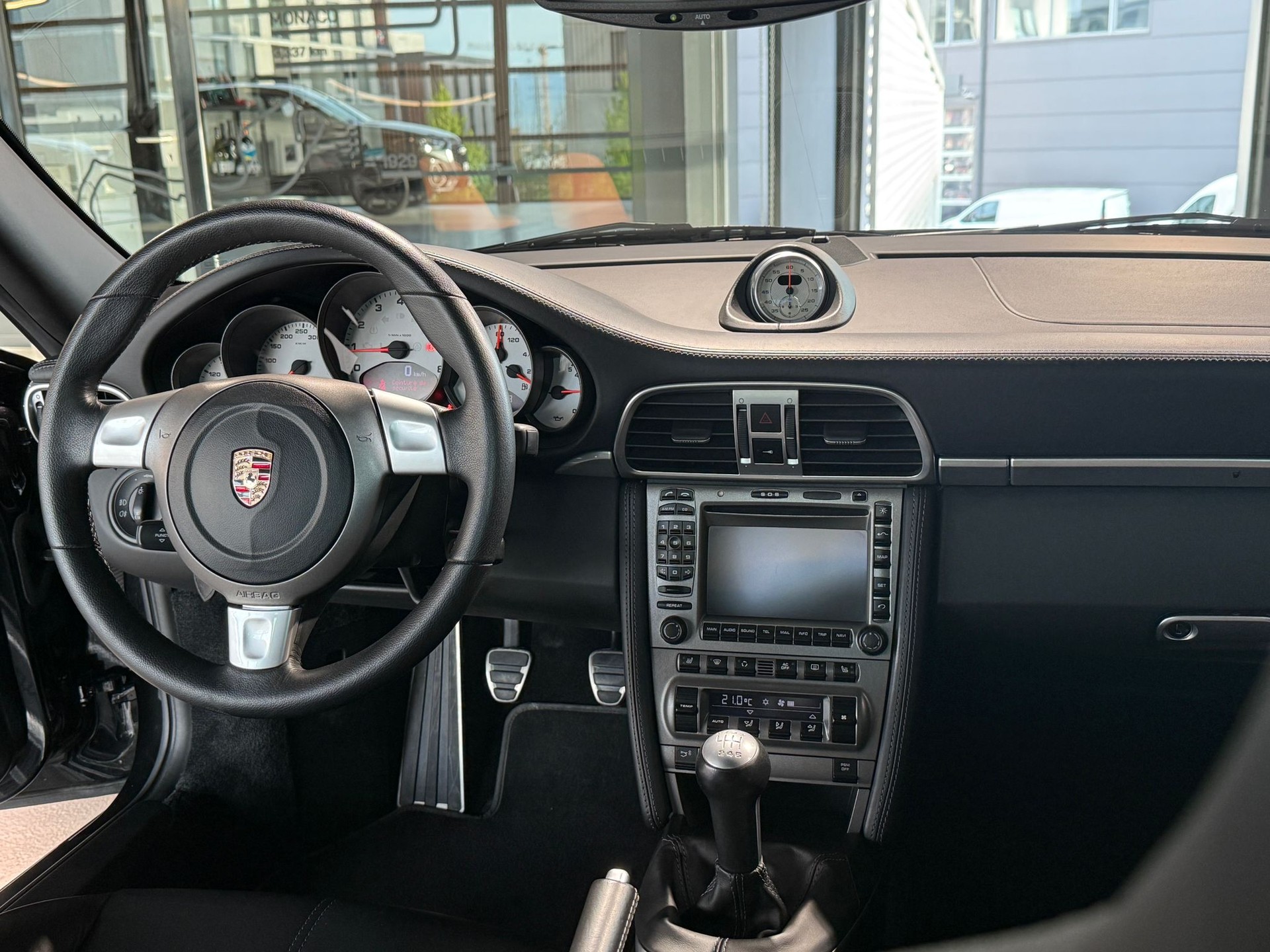 PORSCHE 911 Carrera 4S-image-11