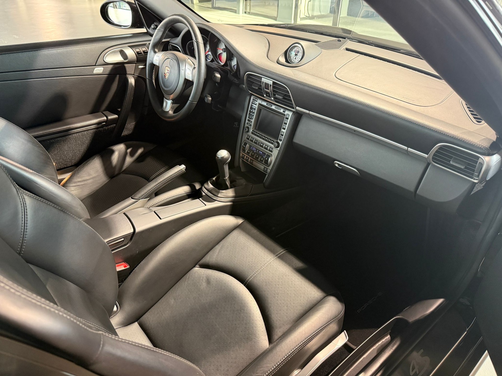 PORSCHE 911 Carrera 4S-image-9