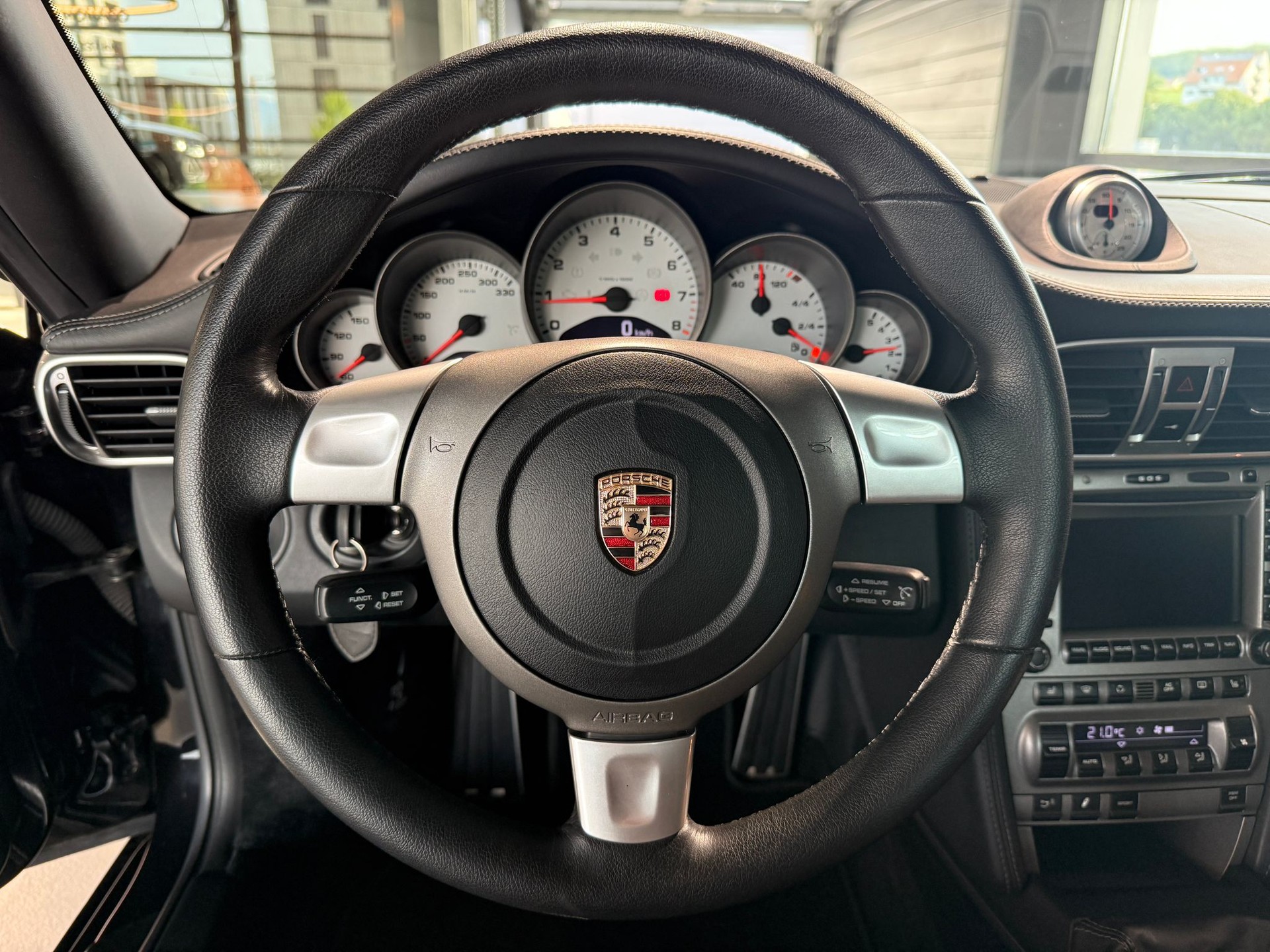 PORSCHE 911 Carrera 4S-image-12