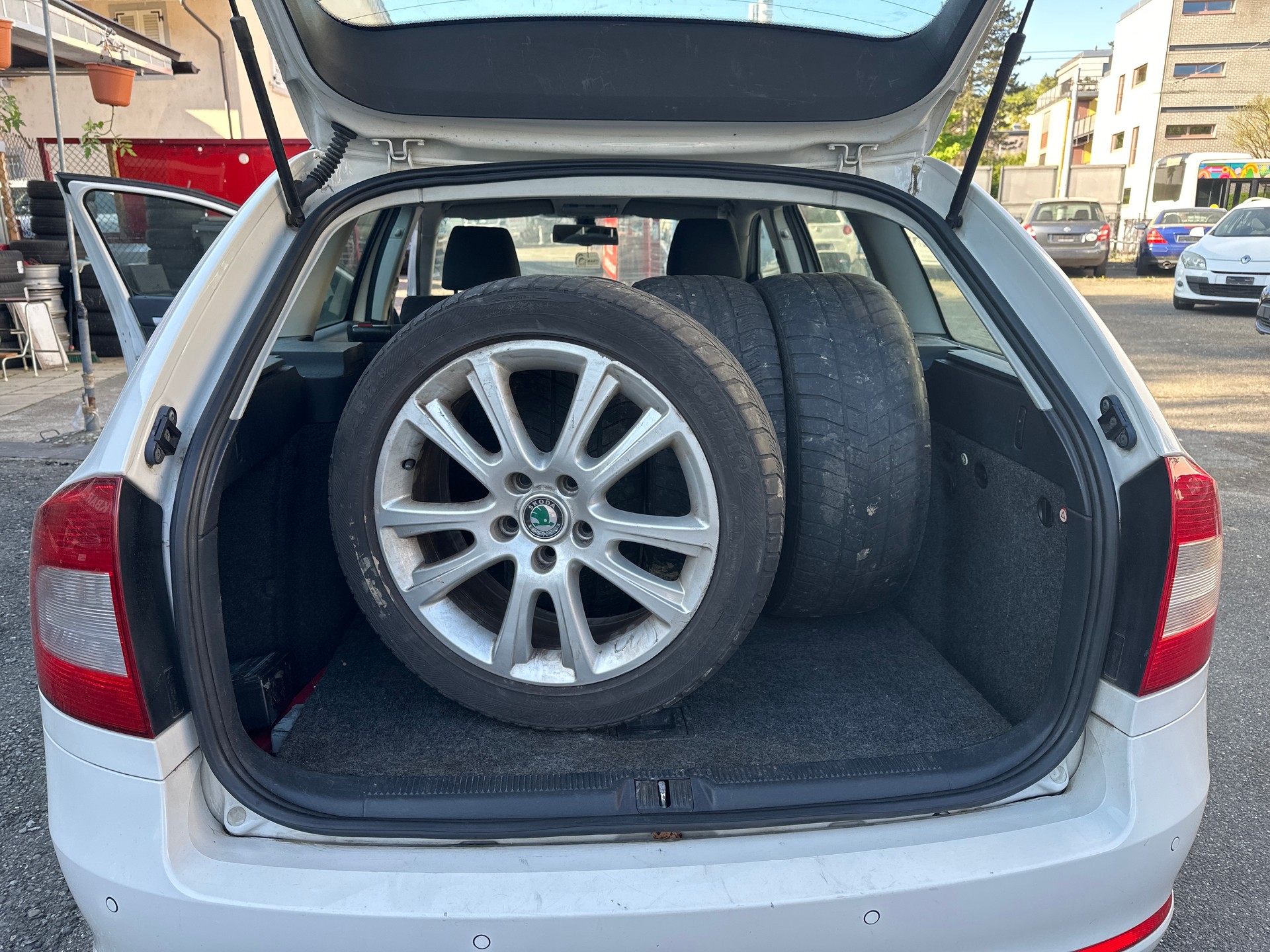 SKODA Octavia Combi 1.4 TSI Family DSG-image-10