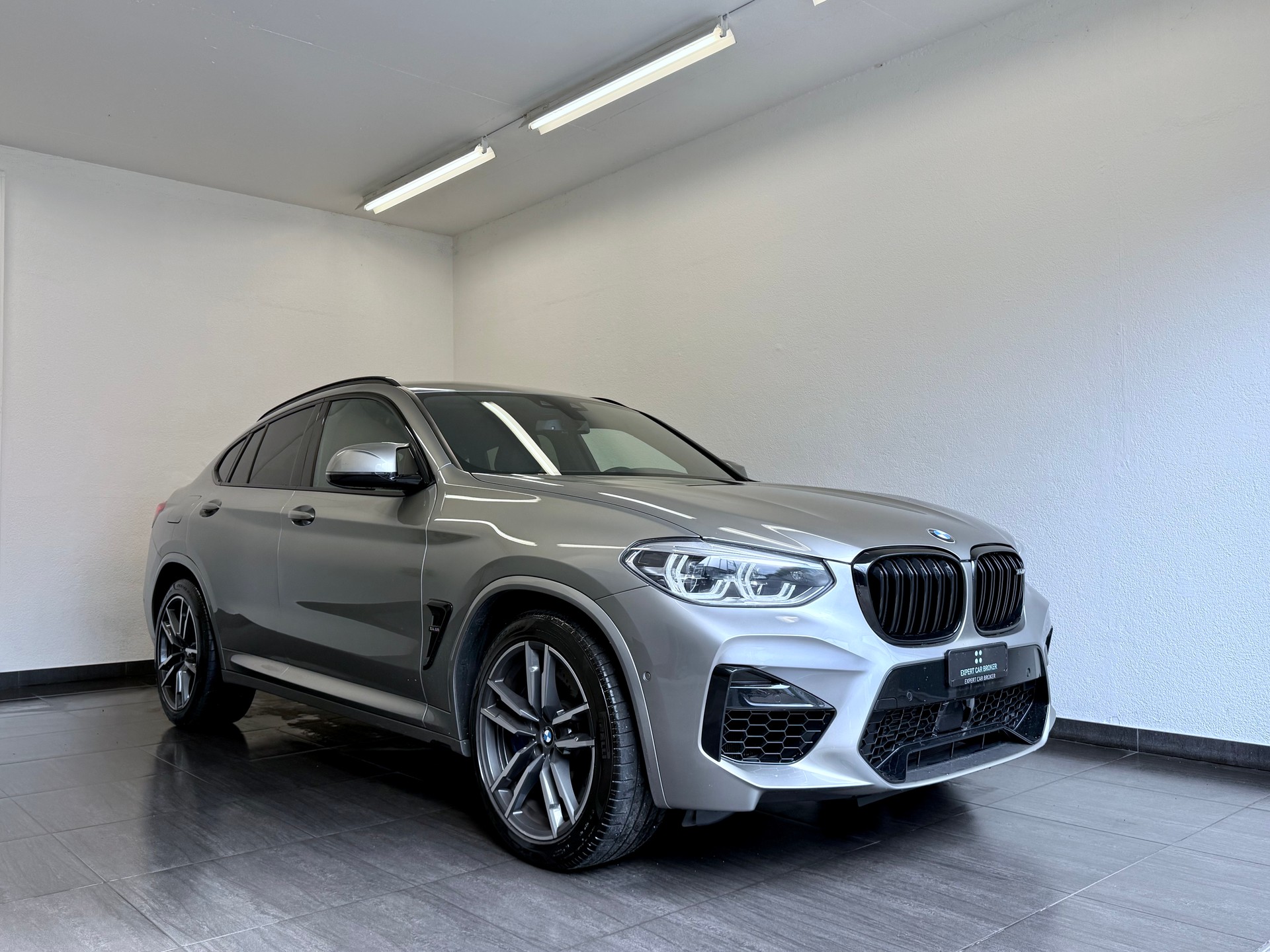 BMW X4M Steptronic-showroom-element-1