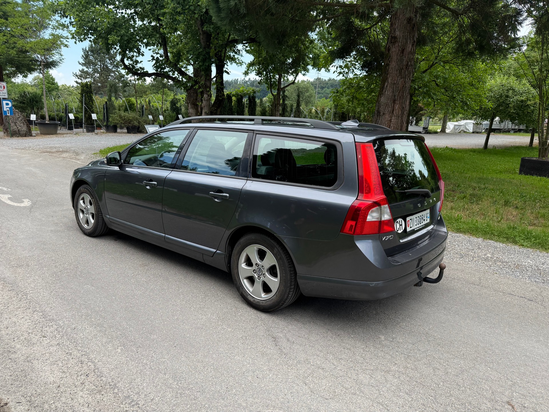 VOLVO V70 D5 AWD Momentum-image-2