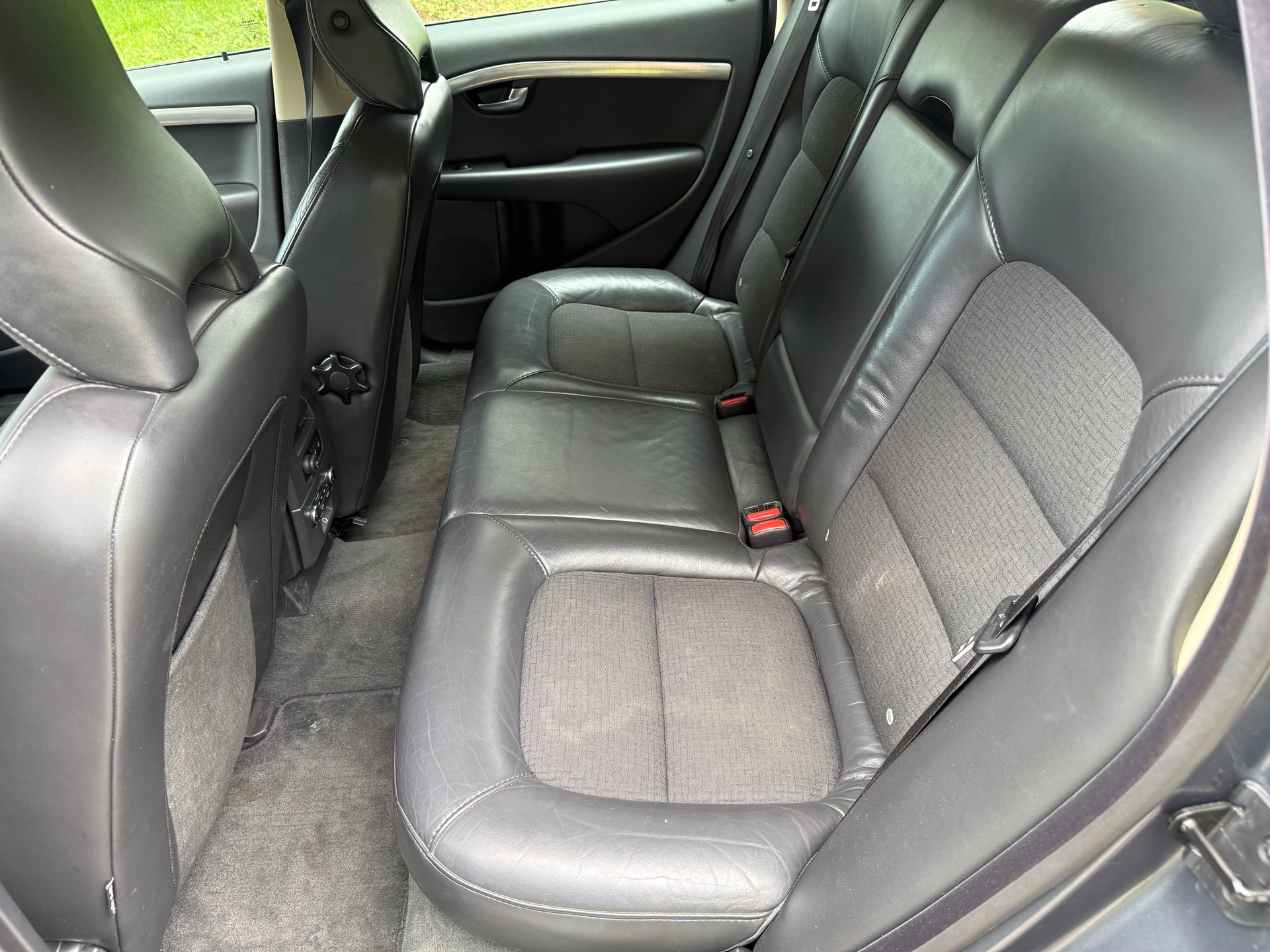 VOLVO V70 D5 AWD Momentum-image-9