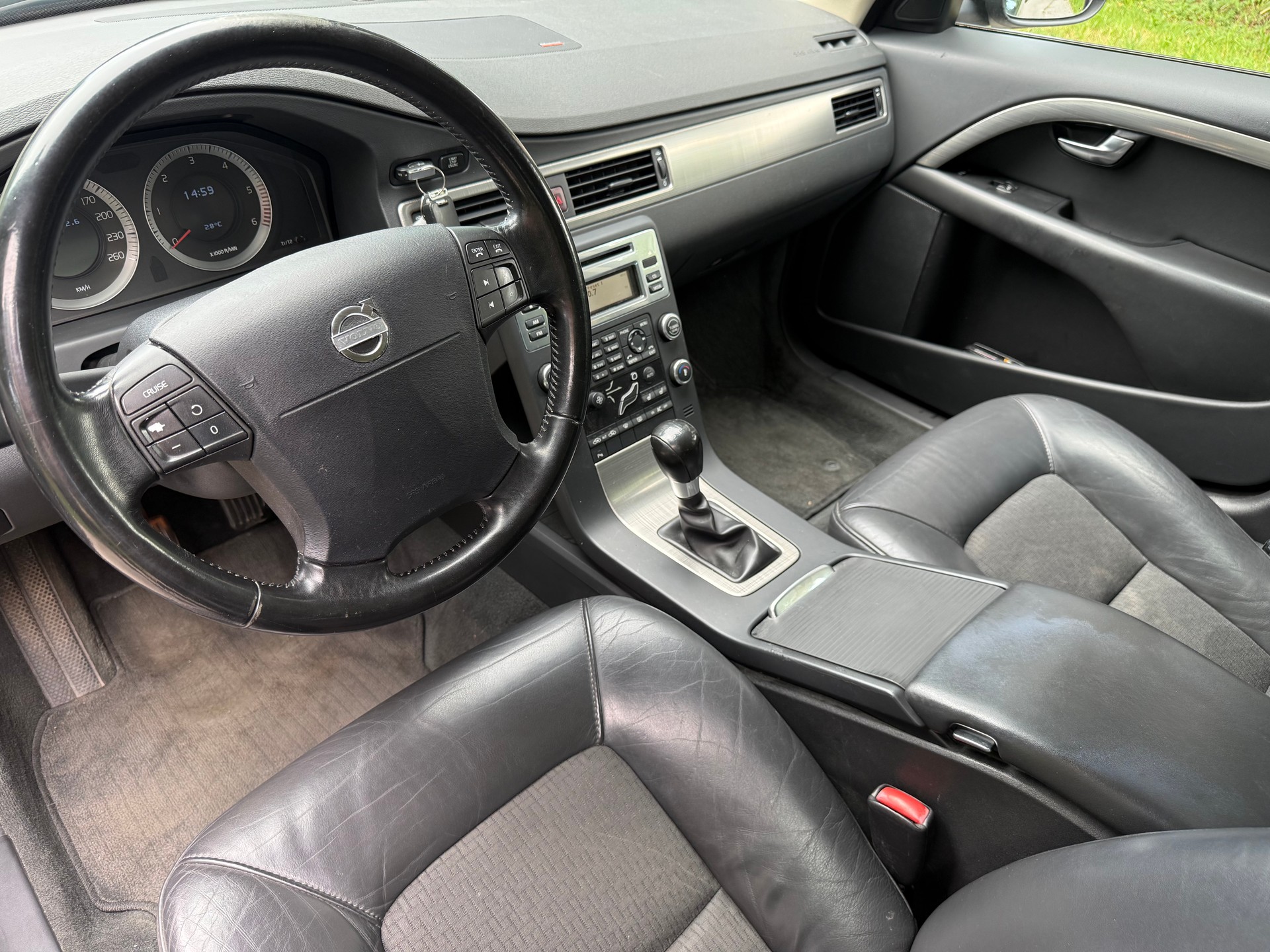 VOLVO V70 D5 AWD Momentum-image-8