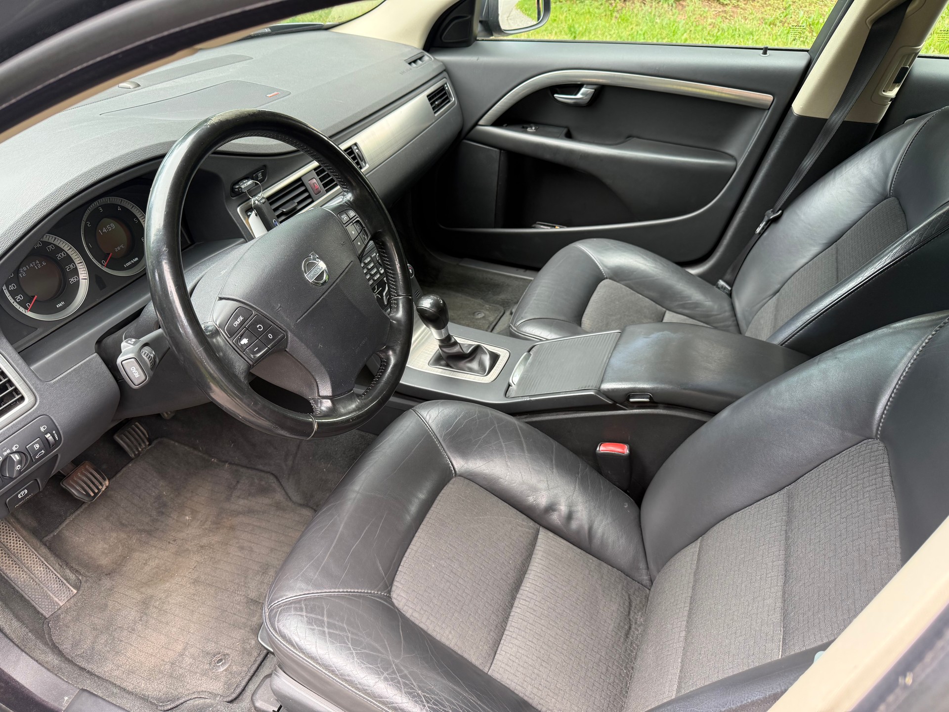 VOLVO V70 D5 AWD Momentum-image-7