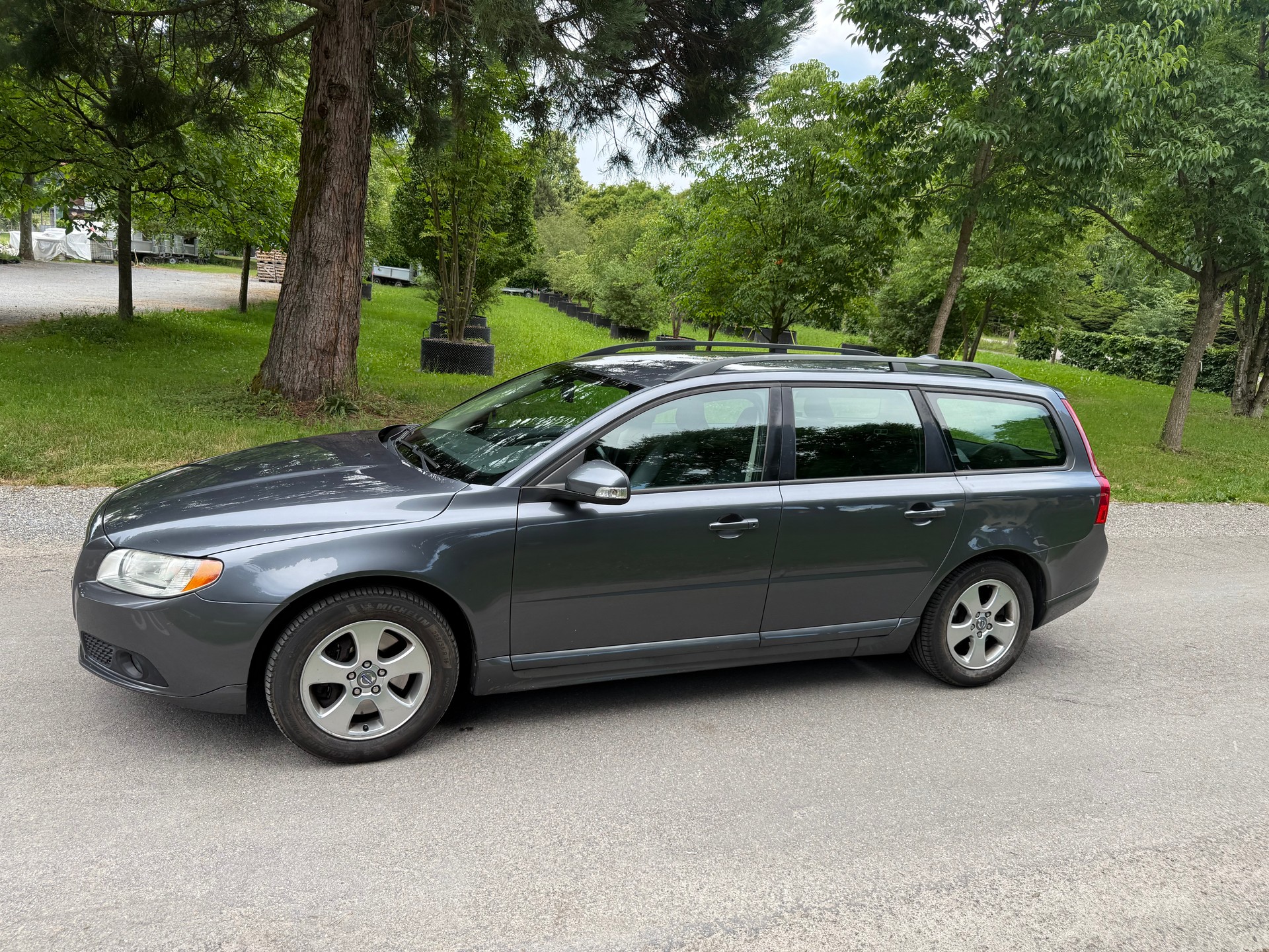 VOLVO V70 D5 AWD Momentum-image-1