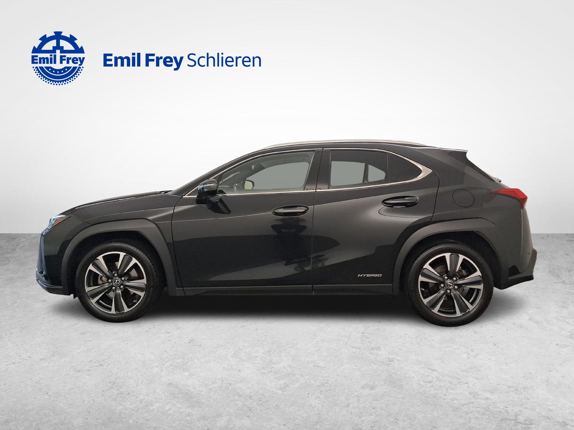 LEXUS UX 250h Excellence-showroom-element-1