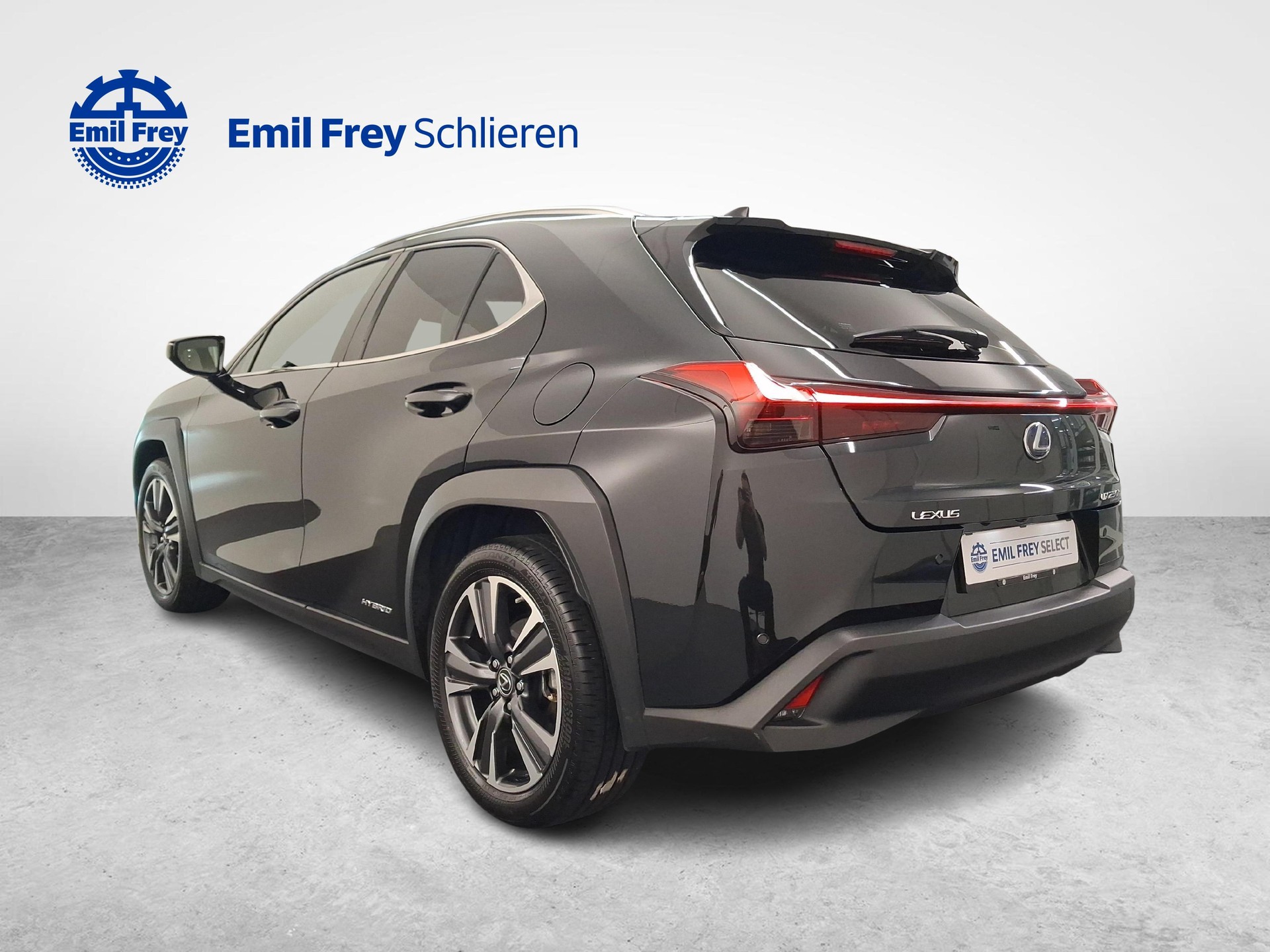 LEXUS UX 250h Excellence-showroom-element-2