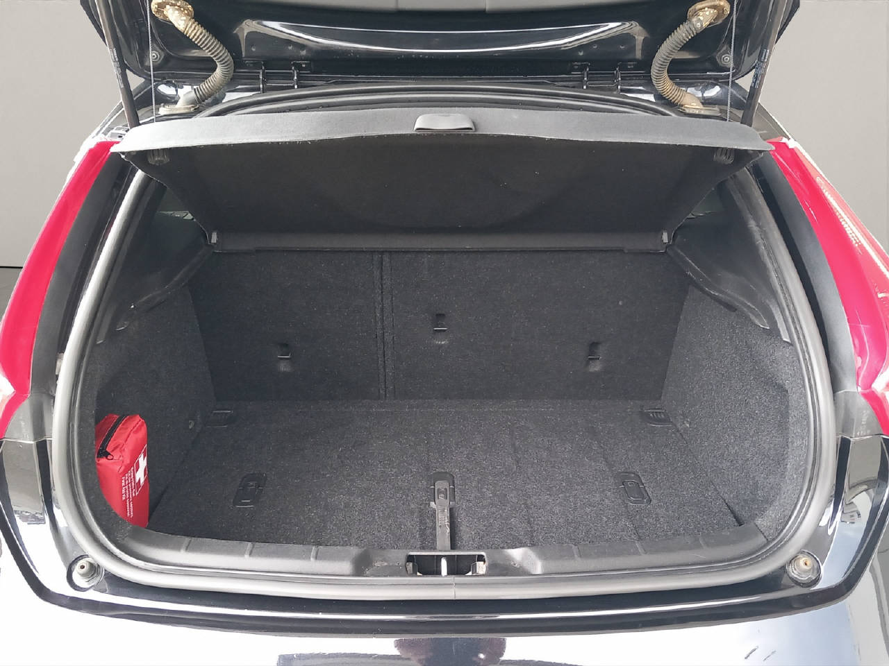 VOLVO V40 2.0 D3 Momentum S/S-image-10