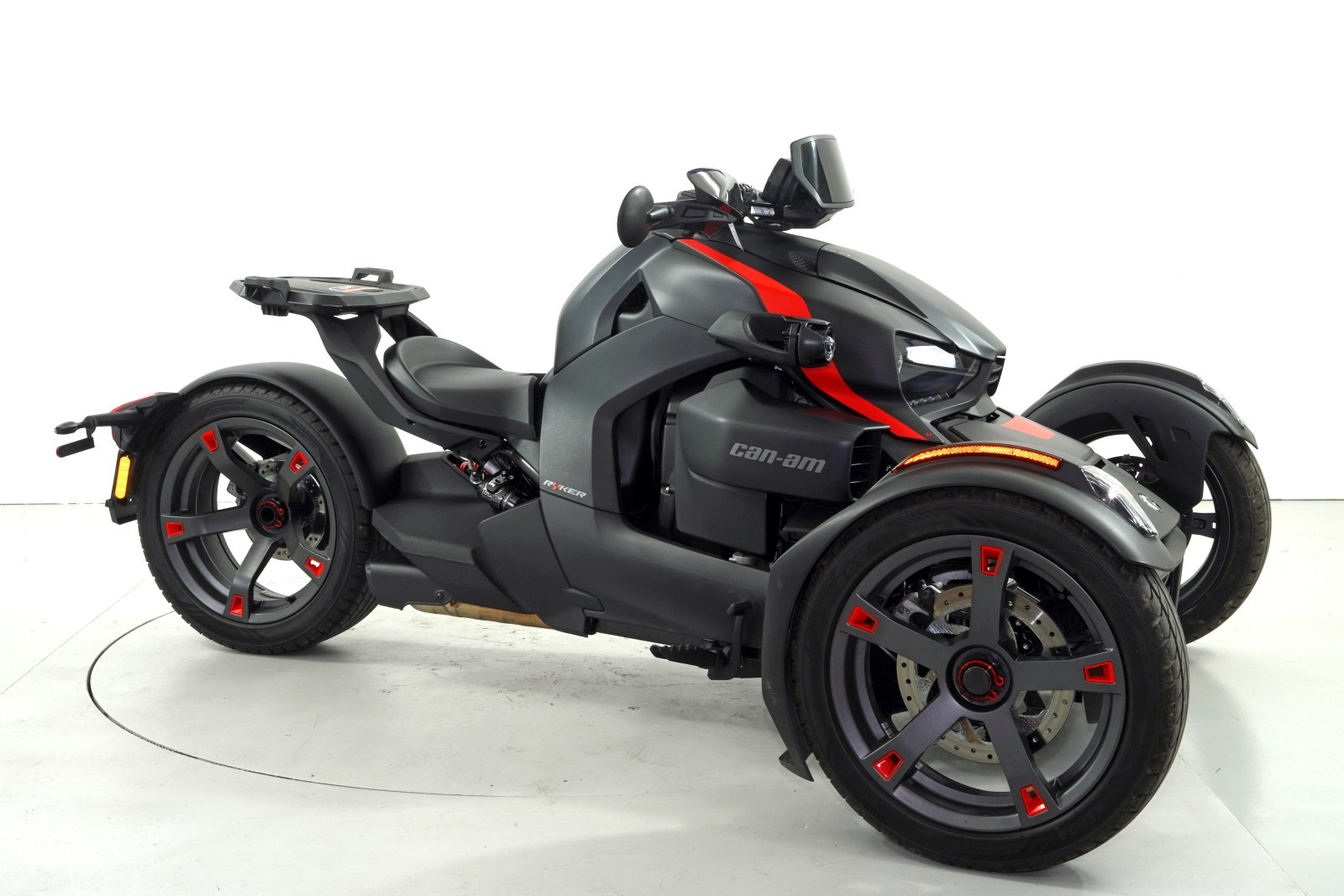 CAN-AM Ryker 900-showroom-element-1