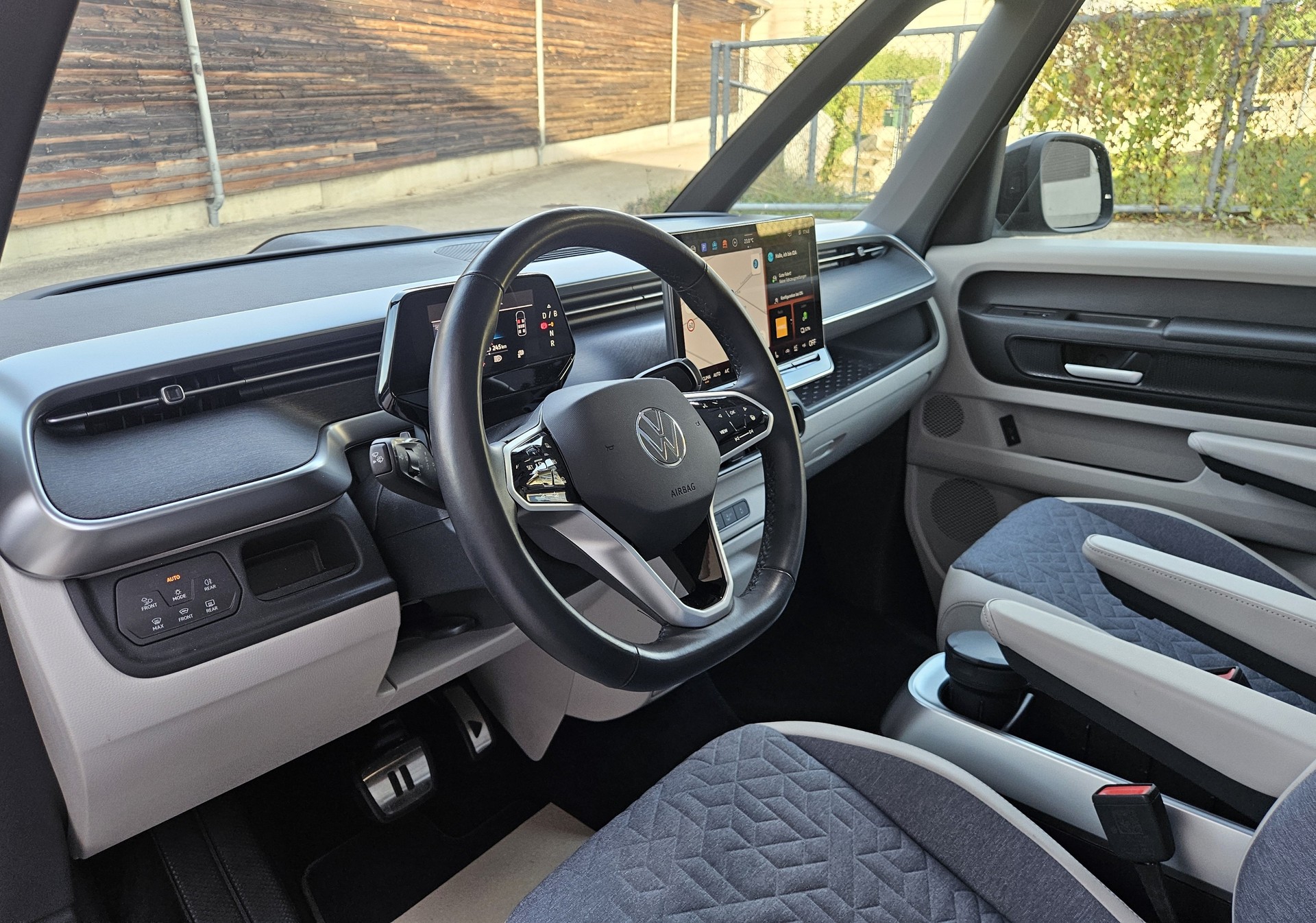 VW ID.Buzz LWB Pro mit 7-Sitzplätzen und Panoramadach-image-10