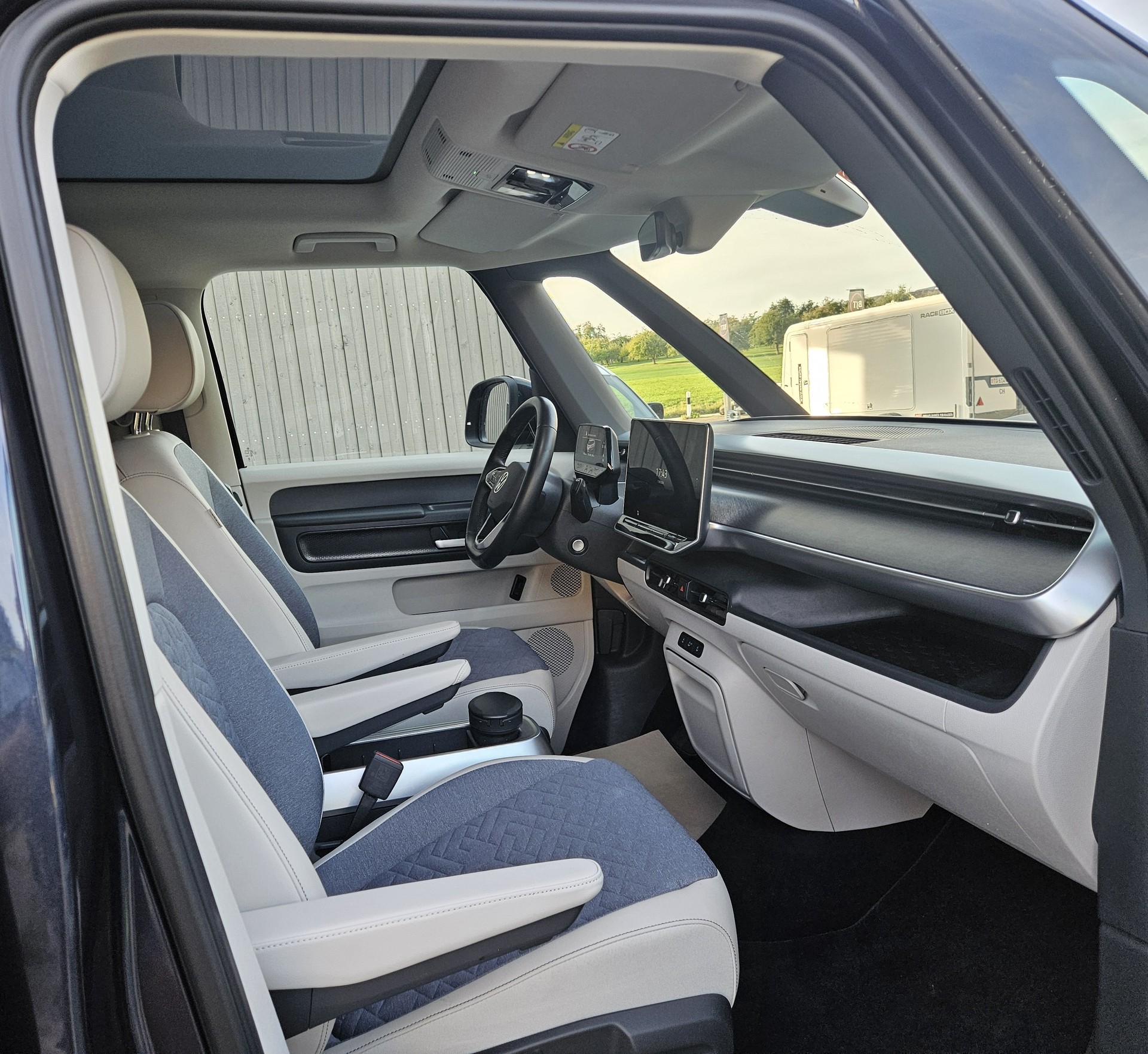 VW ID.Buzz LWB Pro mit 7-Sitzplätzen und Panoramadach-image-11