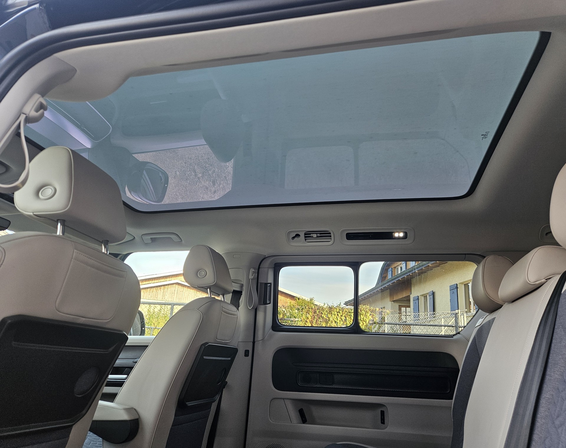 VW ID.Buzz LWB Pro mit 7-Sitzplätzen und Panoramadach-image-22