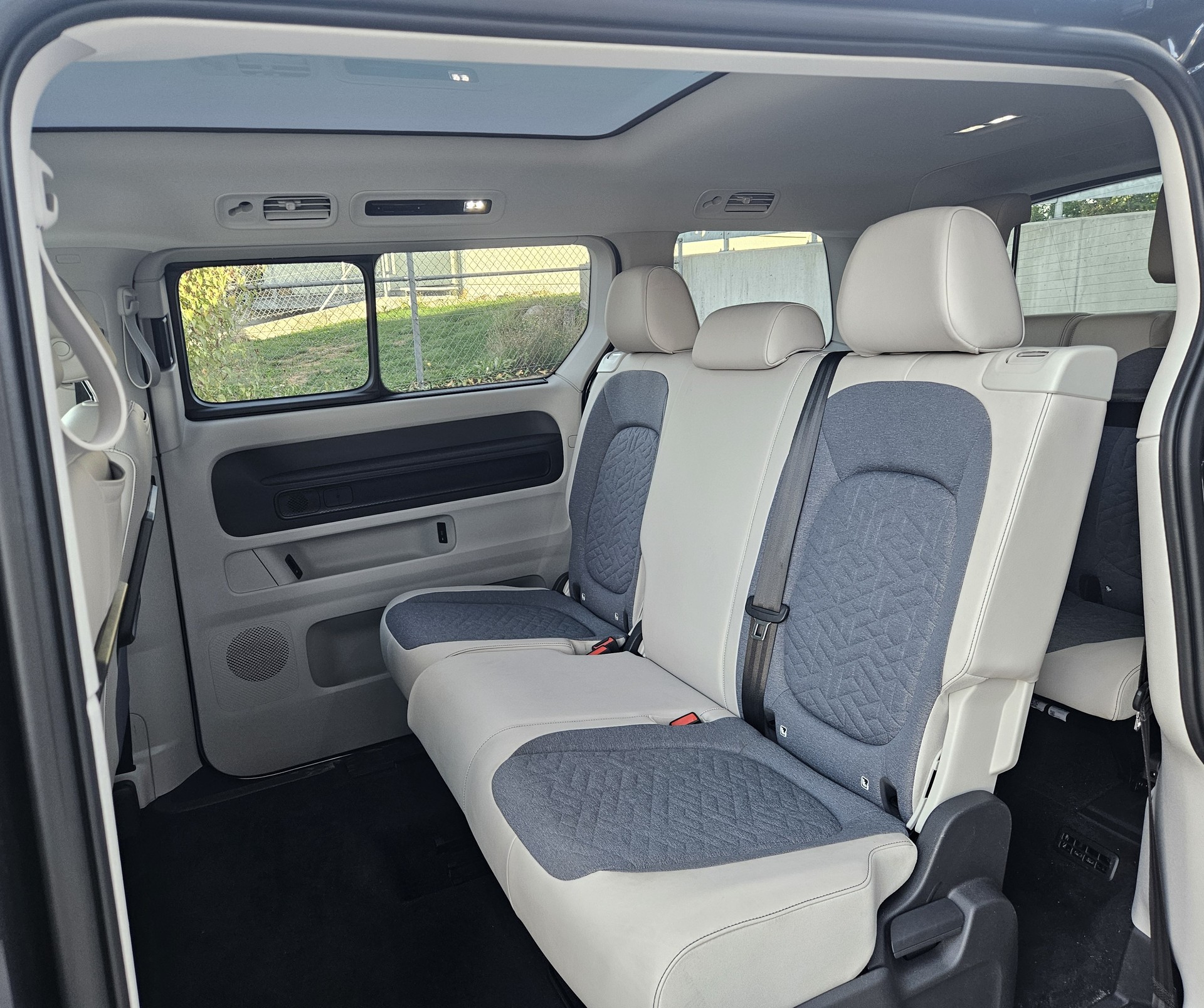 VW ID.Buzz LWB Pro mit 7-Sitzplätzen und Panoramadach-image-20
