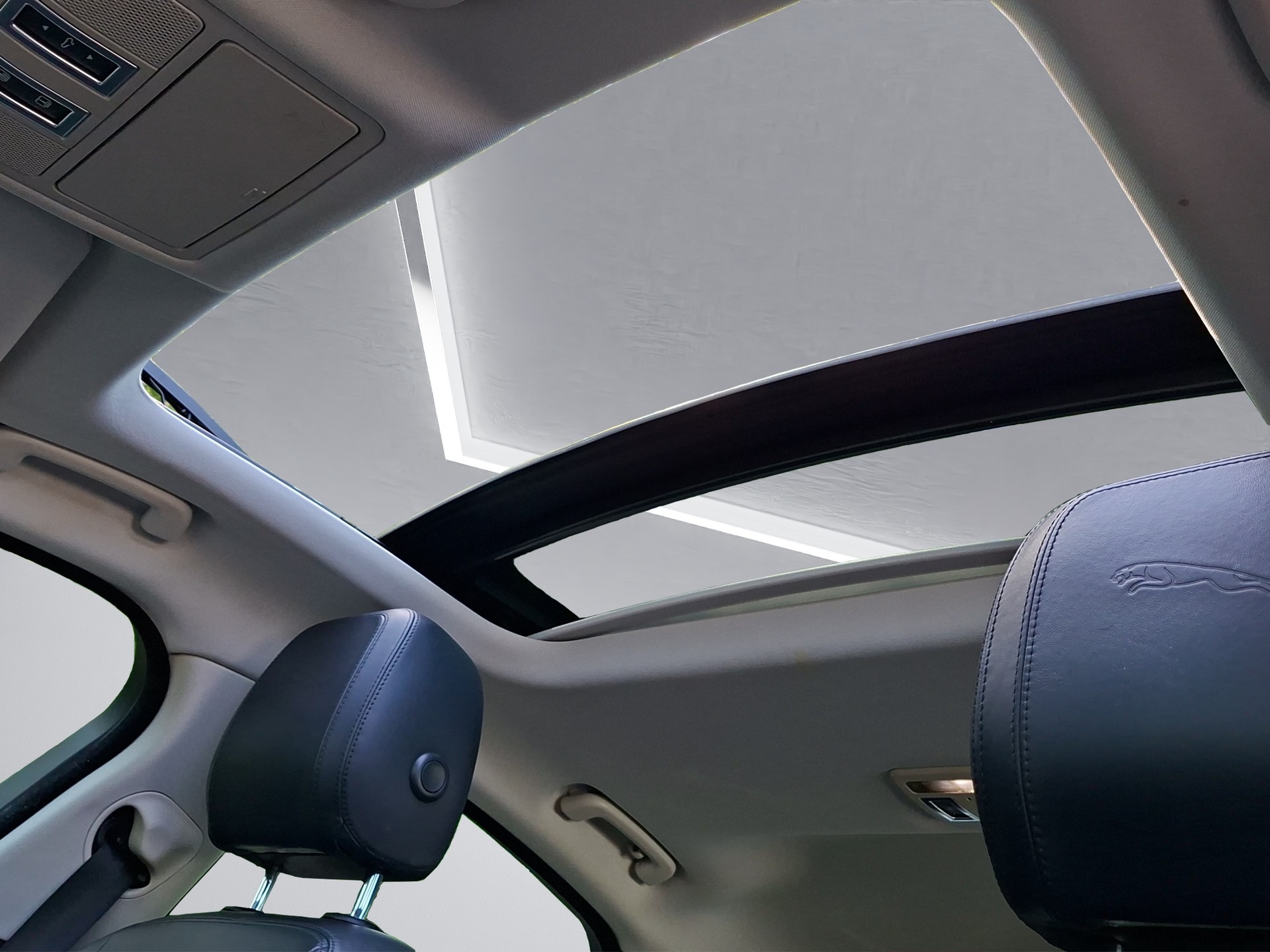 JAGUAR XF 20d Portfolio AWD Automatic-image-15