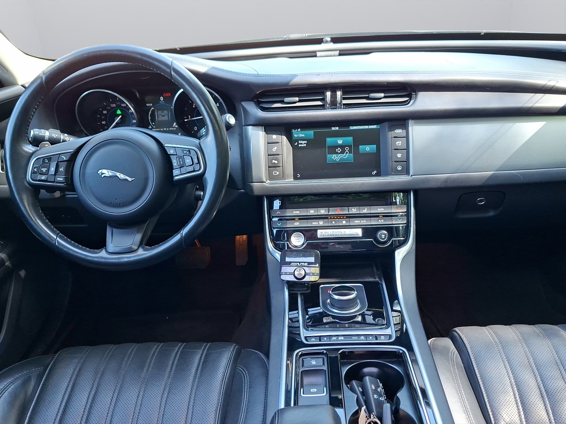 JAGUAR XF 20d Portfolio AWD Automatic-image-8