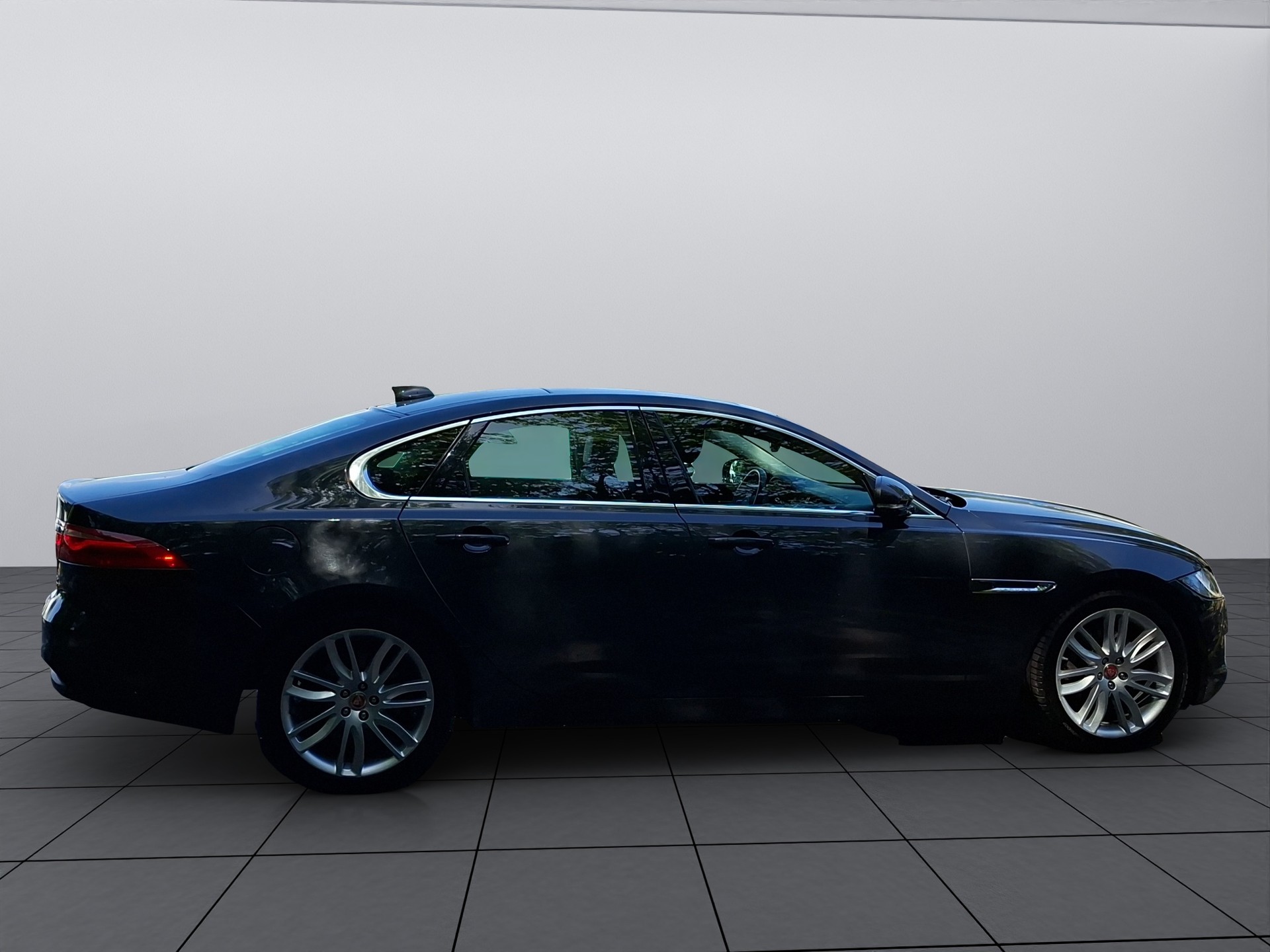 JAGUAR XF 20d Portfolio AWD Automatic-image-6