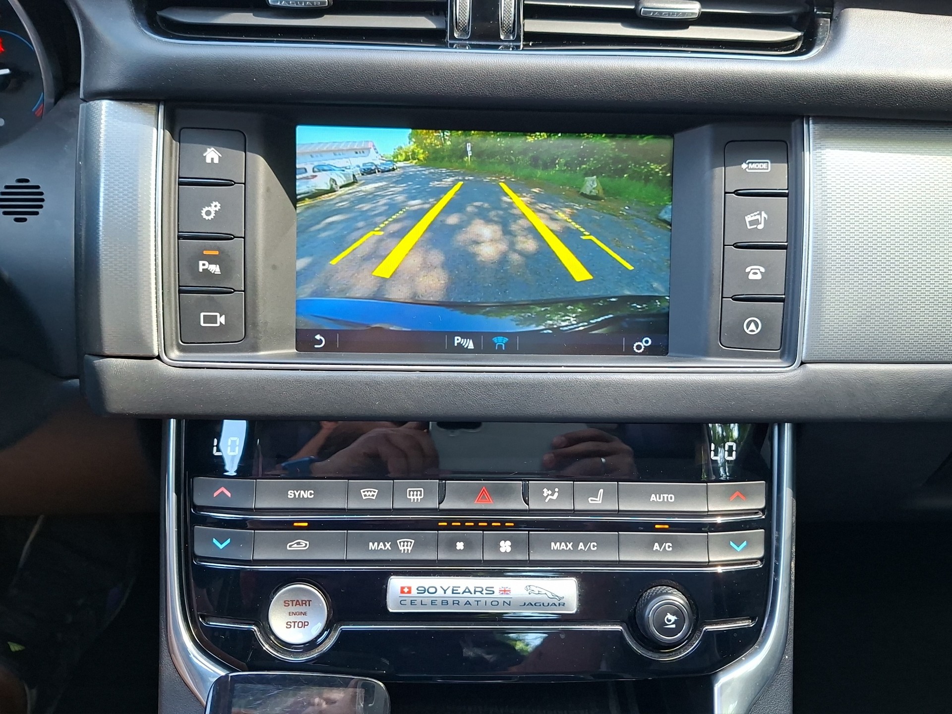 JAGUAR XF 20d Portfolio AWD Automatic-image-16