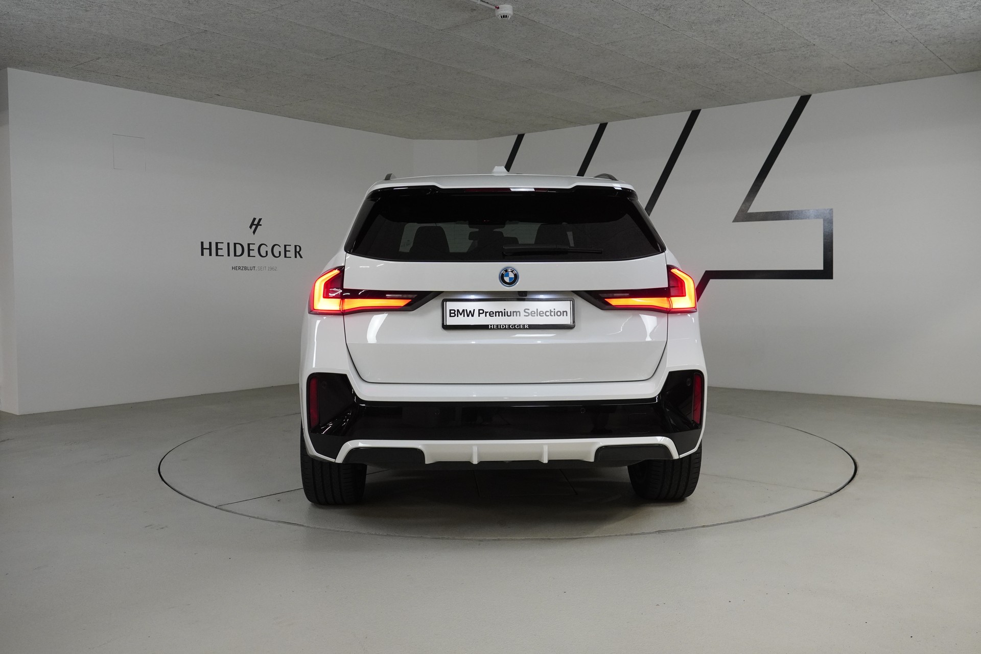 BMW iX1 xDrive 30 M Sport-image-6