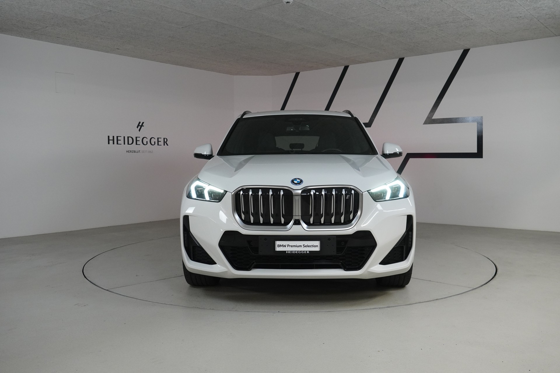 BMW iX1 xDrive 30 M Sport-showroom-element-2