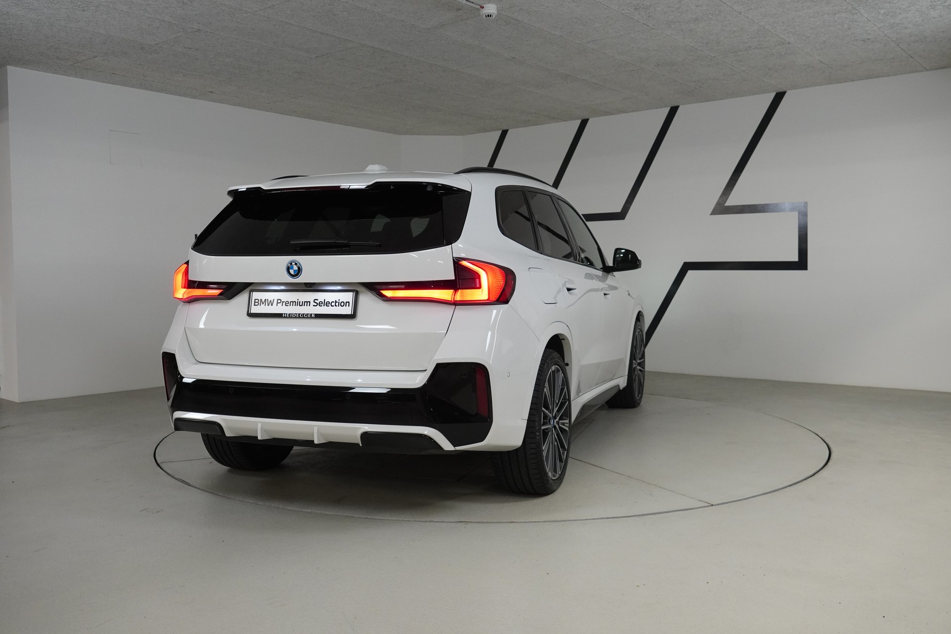 BMW iX1 xDrive 30 M Sport-image-7