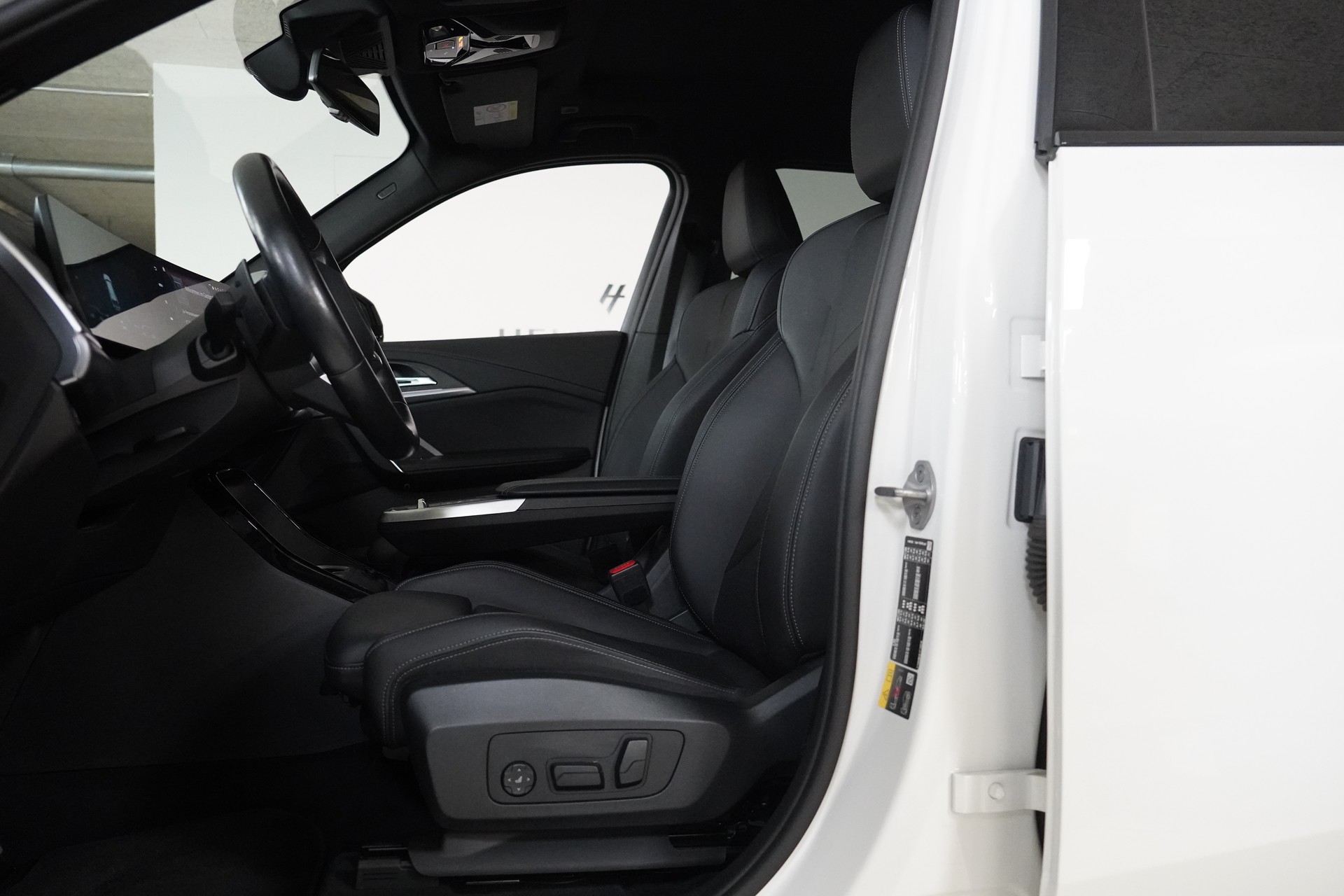 BMW iX1 xDrive 30 M Sport-image-11