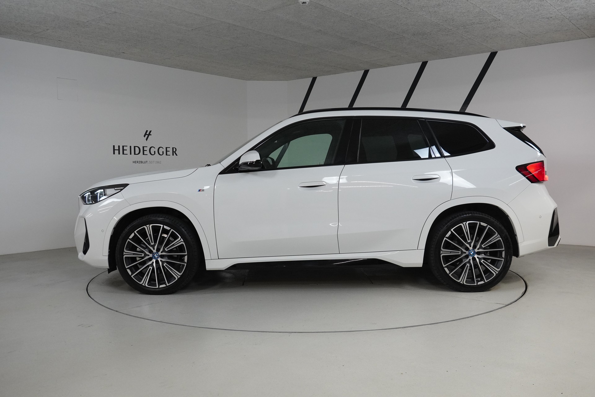 BMW iX1 xDrive 30 M Sport-image-4
