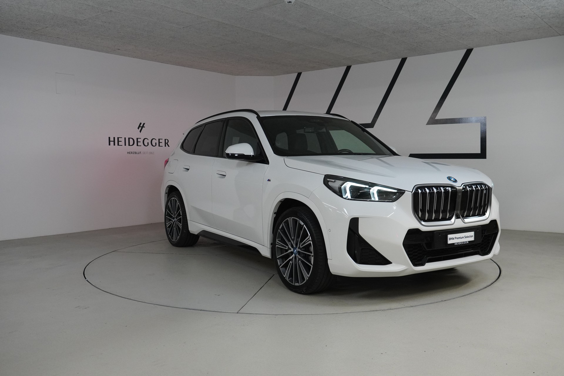 BMW iX1 xDrive 30 M Sport-showroom-element-3