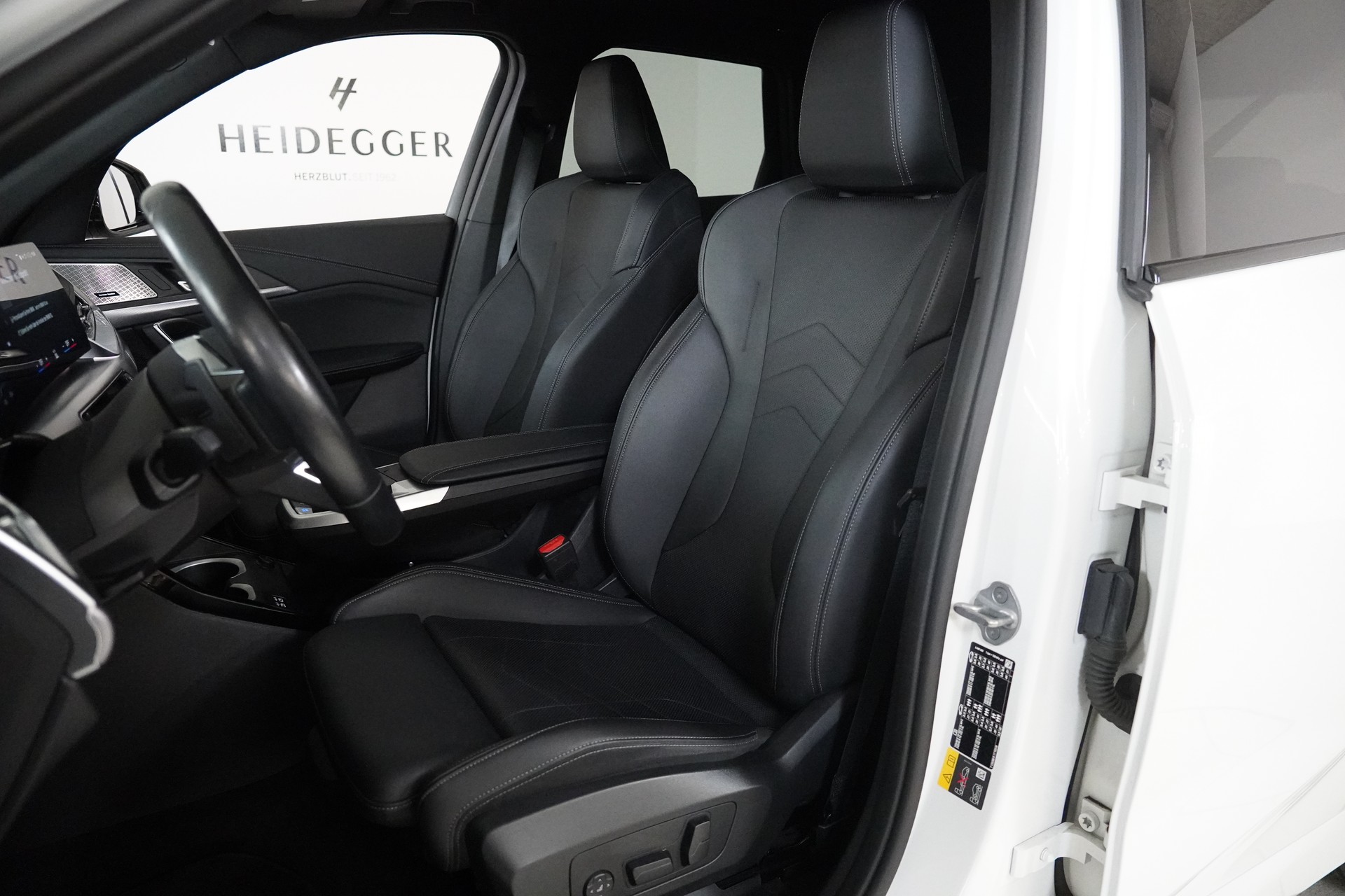 BMW iX1 xDrive 30 M Sport-image-12
