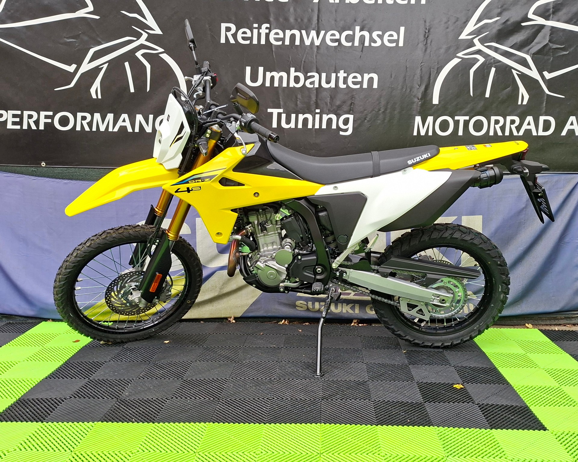 SUZUKI DRZ-4S-image-0