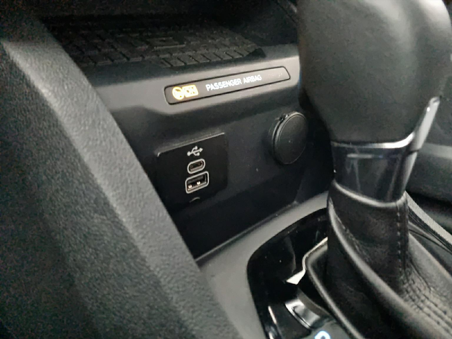FORD TOURNEO COURIERier 1.0 EcoBoost Titanium Automat-image-11