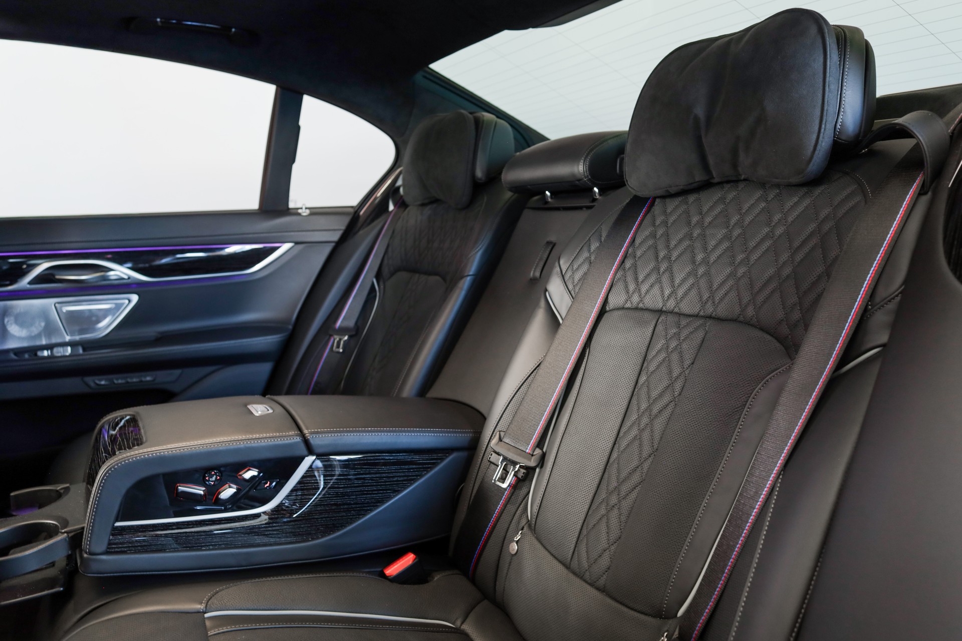 BMW 750i xDrive M Sport Steptronic-image-8