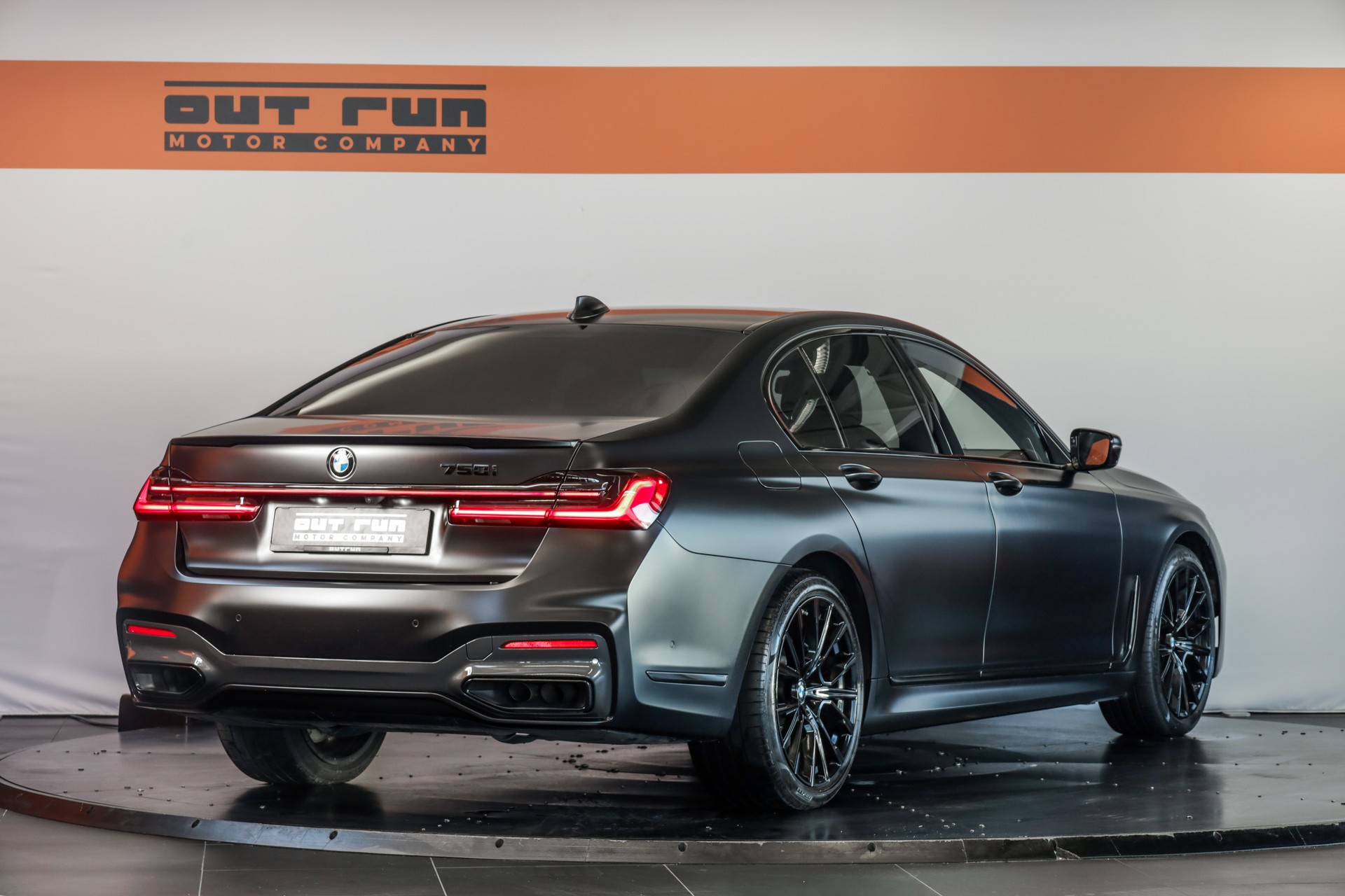BMW 750i xDrive M Sport Steptronic-showroom-element-3