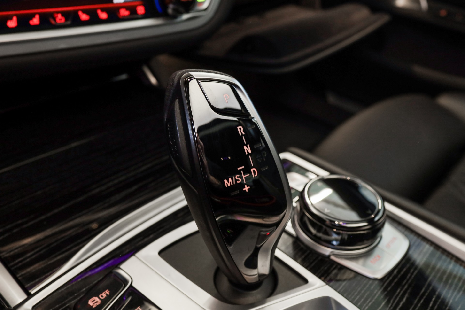 BMW 750i xDrive M Sport Steptronic-image-16