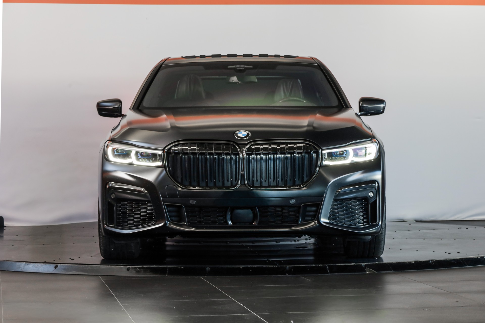 BMW 750i xDrive M Sport Steptronic-showroom-element-1
