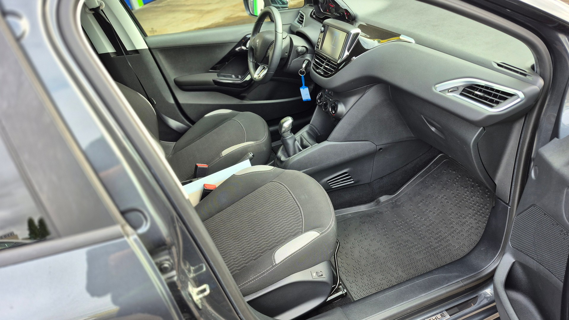 PEUGEOT 208 1.2 VTI Style-image-2