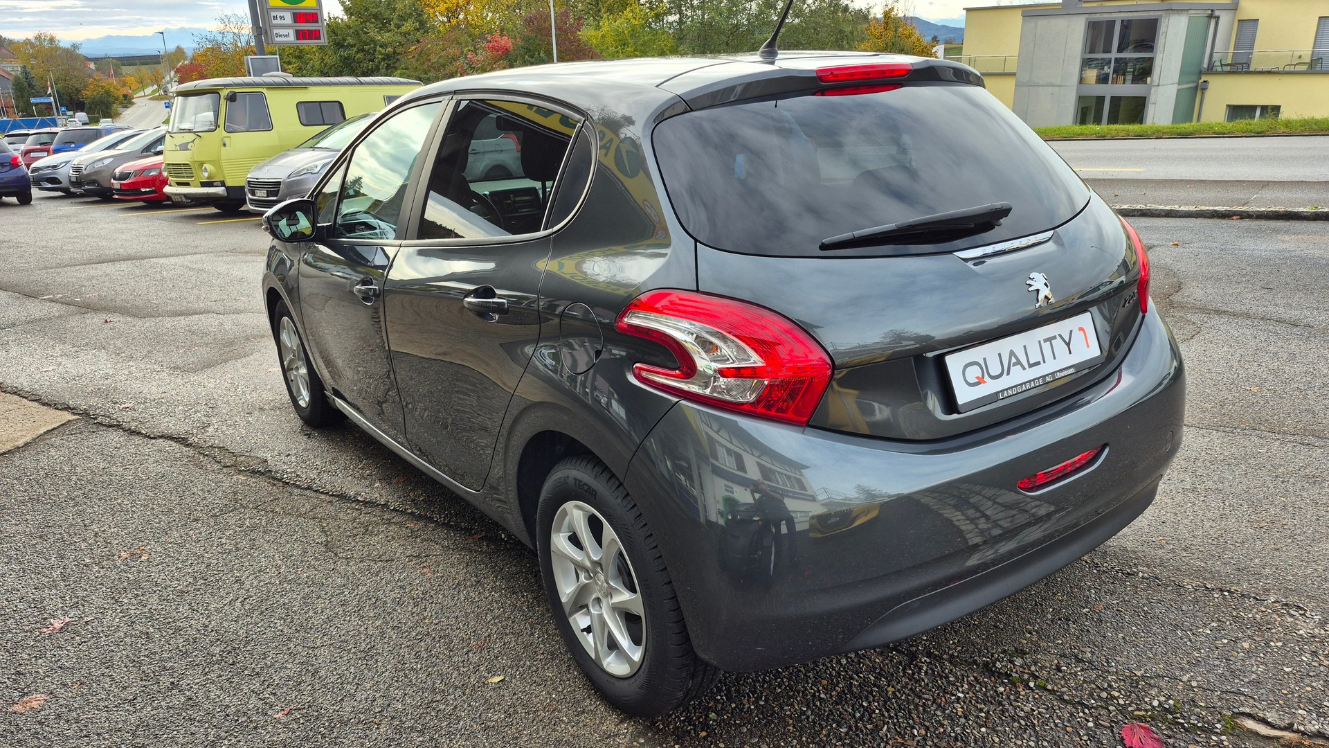 PEUGEOT 208 1.2 VTI Style-image-6