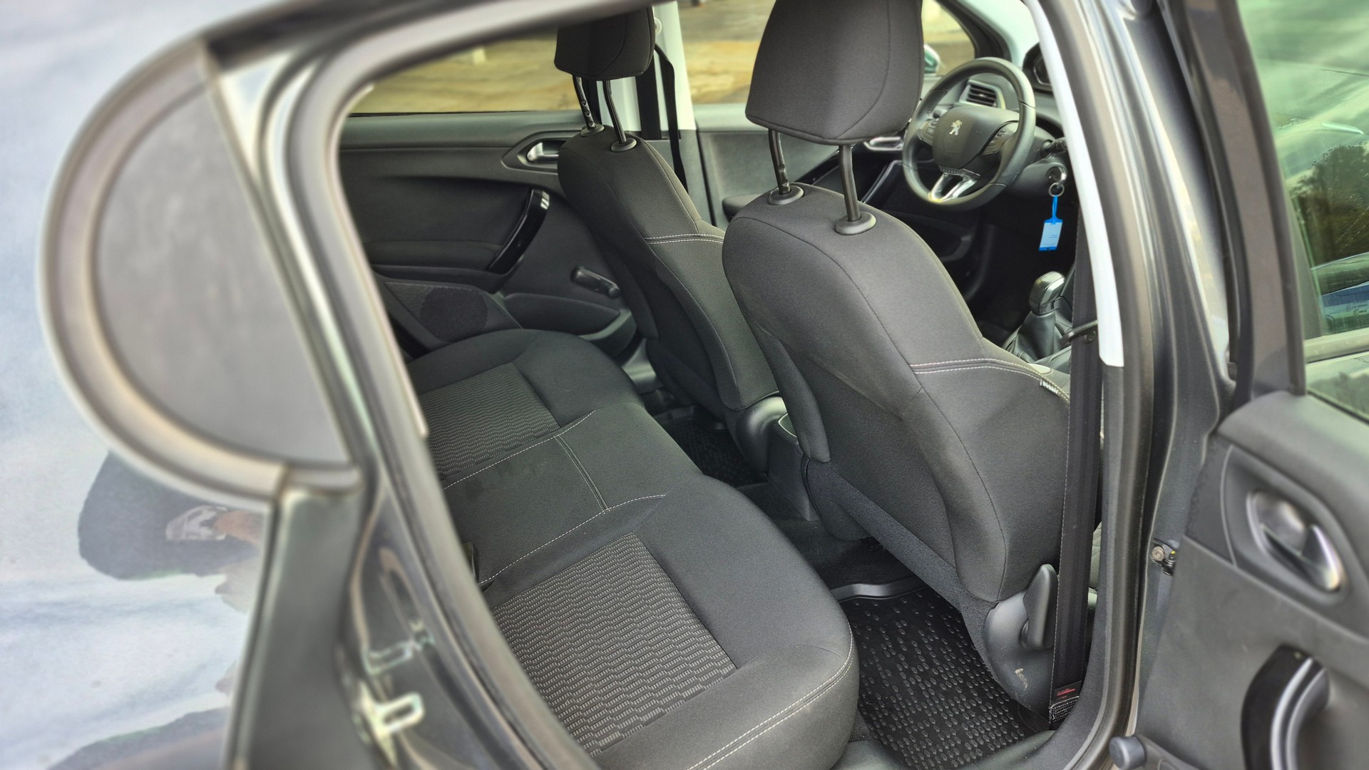 PEUGEOT 208 1.2 VTI Style-image-3