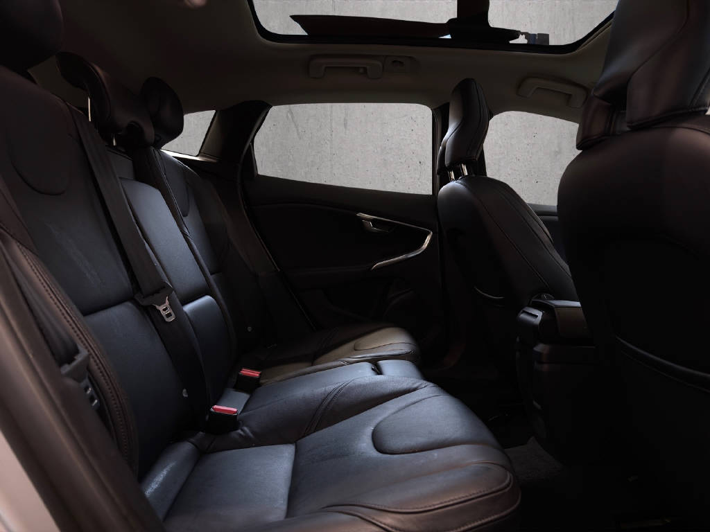 VOLVO V40 2.0 T5 Summum S/S-image-13