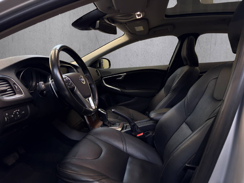 VOLVO V40 2.0 T5 Summum S/S-image-6