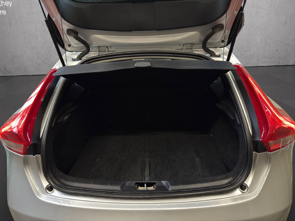 VOLVO V40 2.0 T5 Summum S/S-image-14
