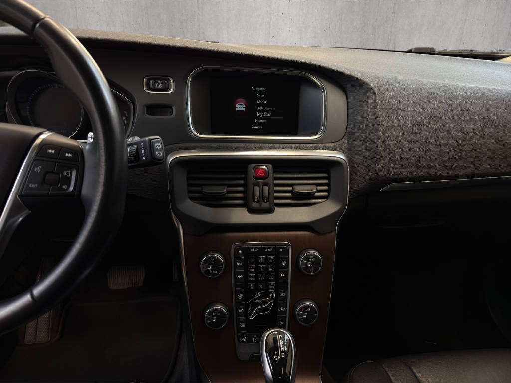 VOLVO V40 2.0 T5 Summum S/S-image-10