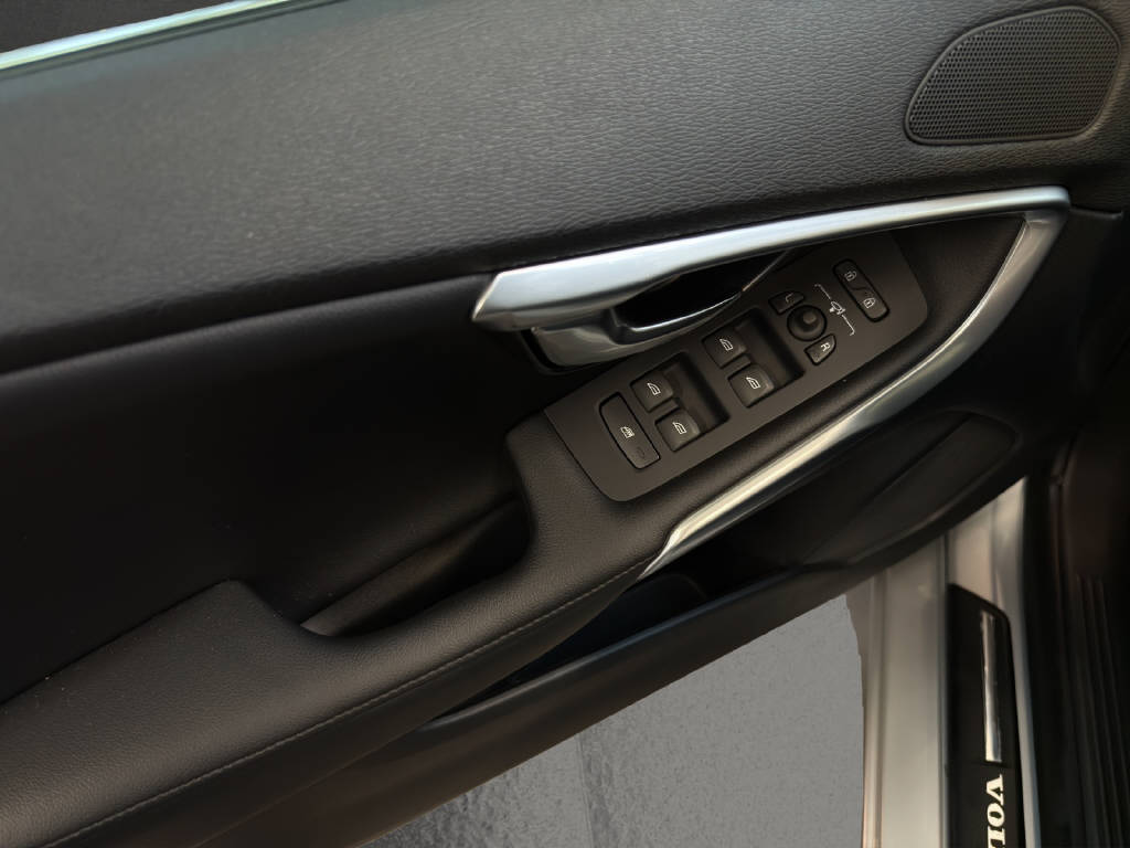 VOLVO V40 2.0 T5 Summum S/S-image-7