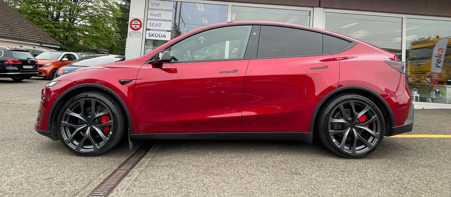 TESLA Facelift Model Y Performance 4WD 626PS, 580km WLTP Ultra Red mit AHK 11.8% Rabatt