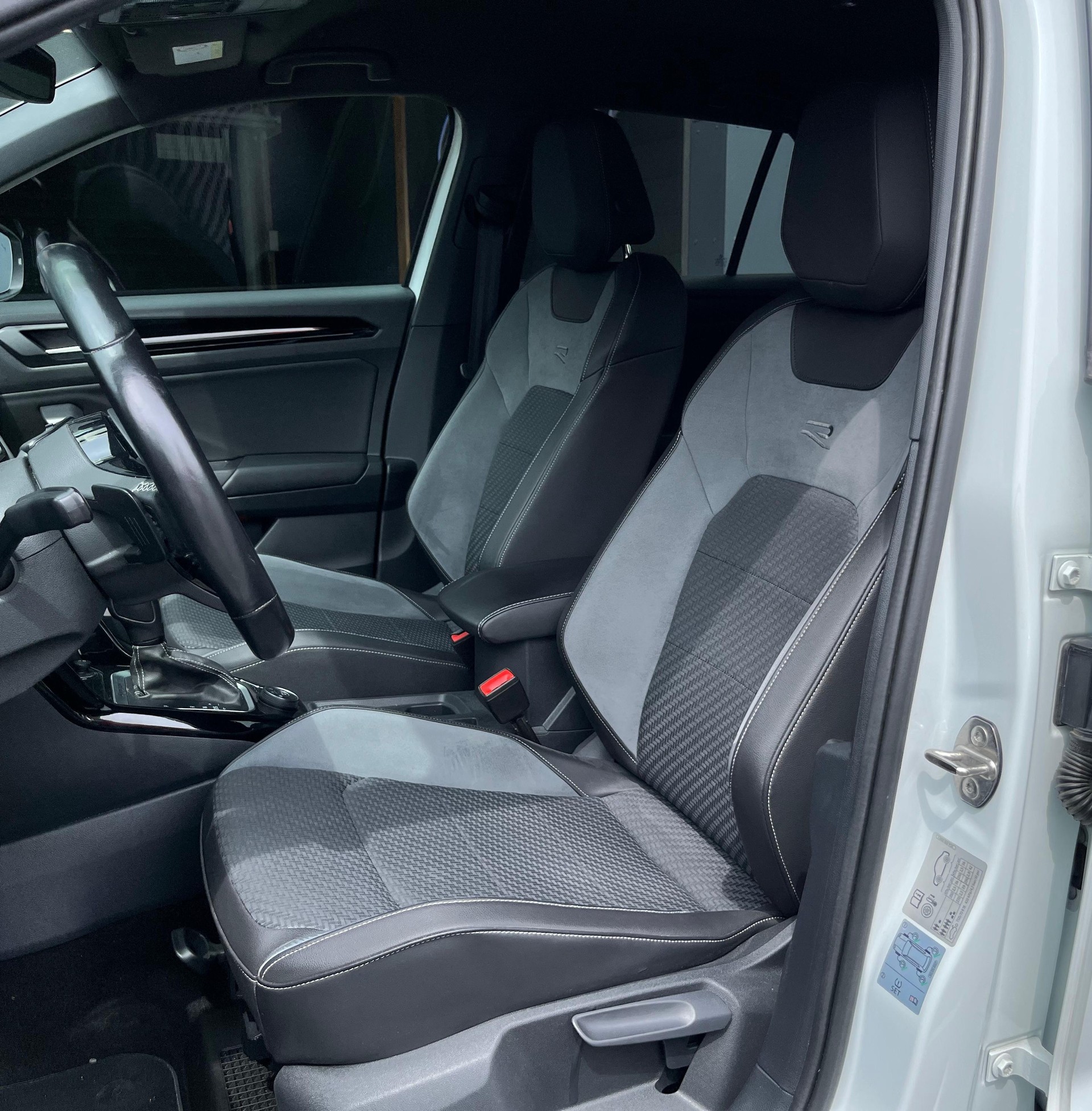VW T-Roc 2.0 TSI R DSG 4Motion-image-12