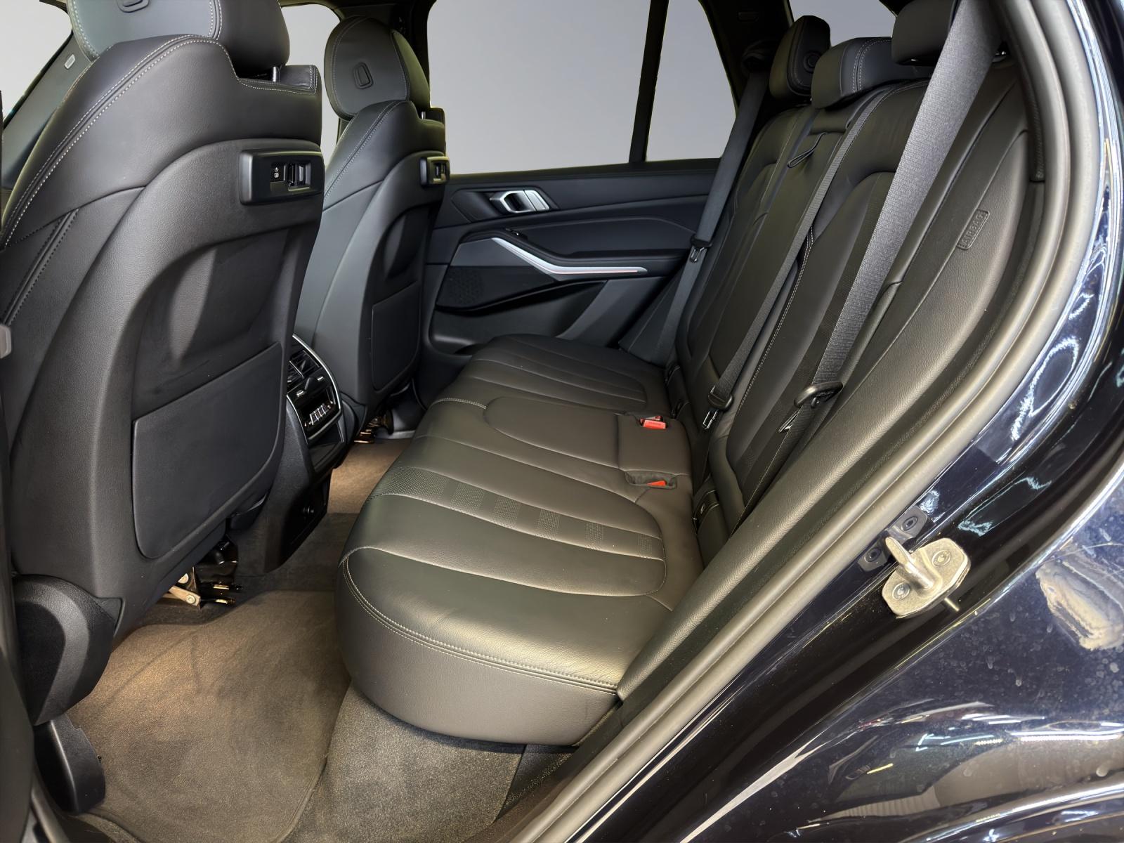BMW X5 M50i-image-8